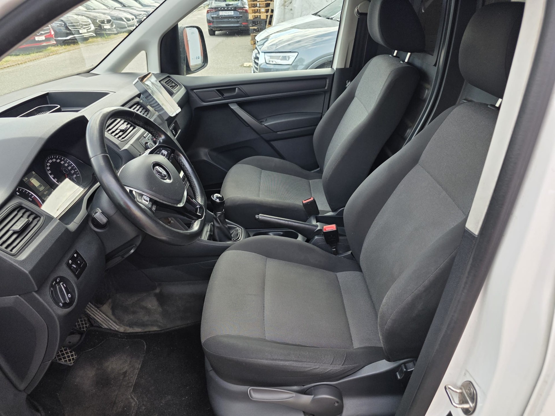 VW Caddy 2.0TDI 4Motion BlueMotion Technology-image-11