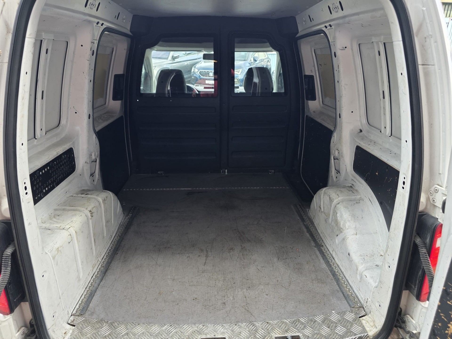 VW Caddy 2.0TDI 4Motion BlueMotion Technology-image-7
