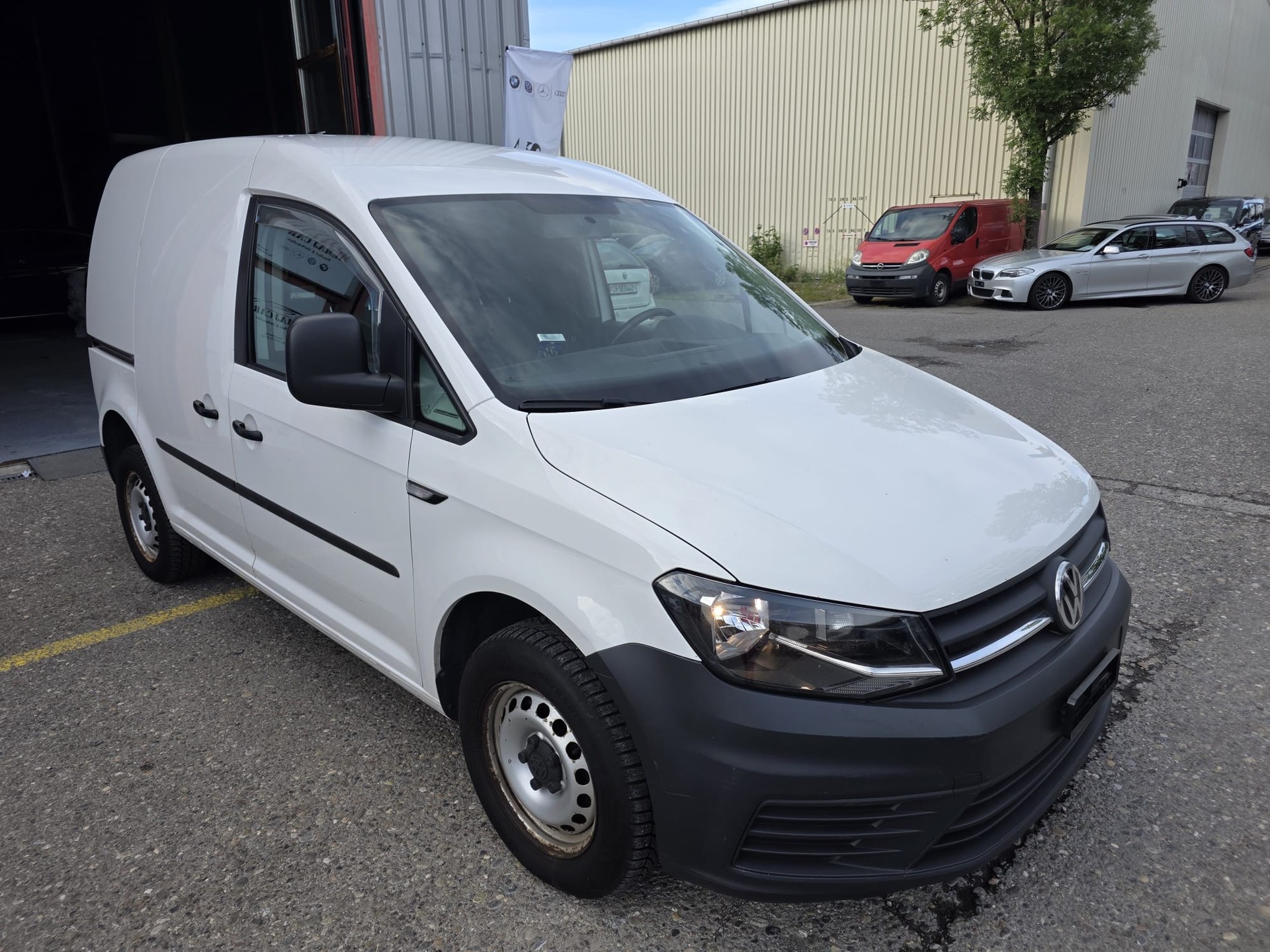 VW Caddy 2.0TDI 4Motion BlueMotion Technology-image-1