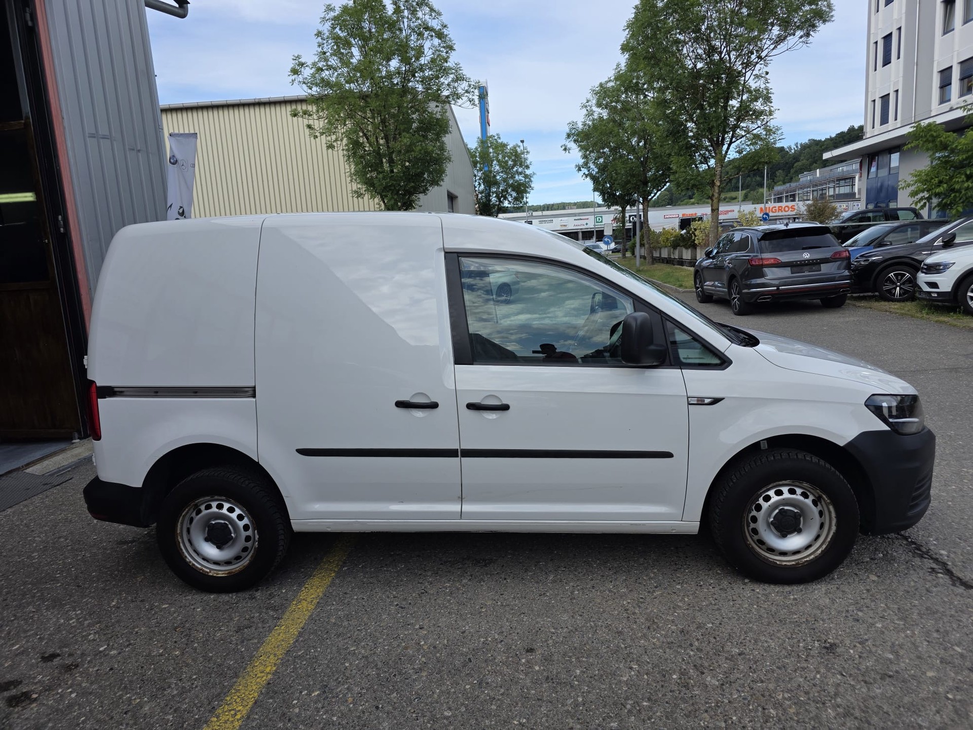VW Caddy 2.0TDI 4Motion BlueMotion Technology-image-2