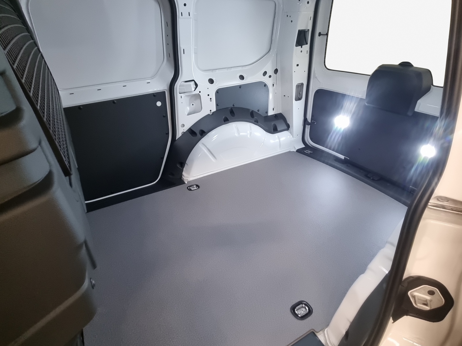 VW Caddy Cargo 2.0TDI DSG-image-11