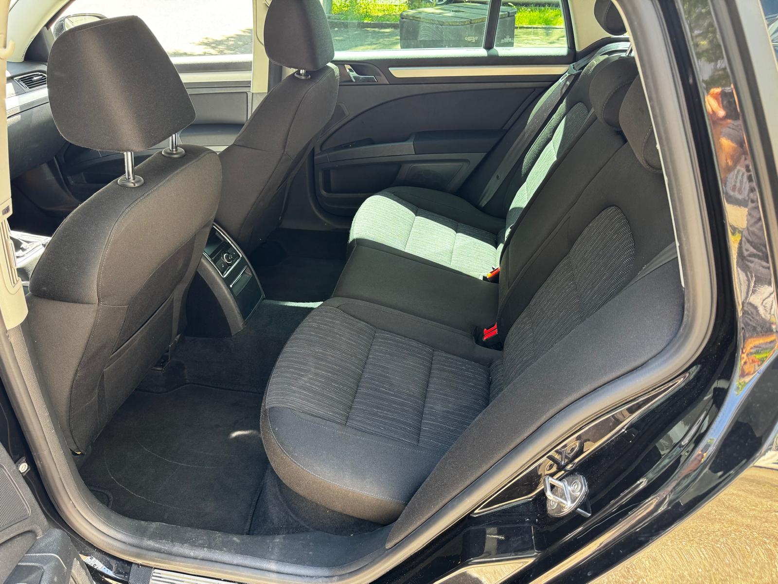 SKODA Superb Combi 2.0 TDi Ambition-image-10