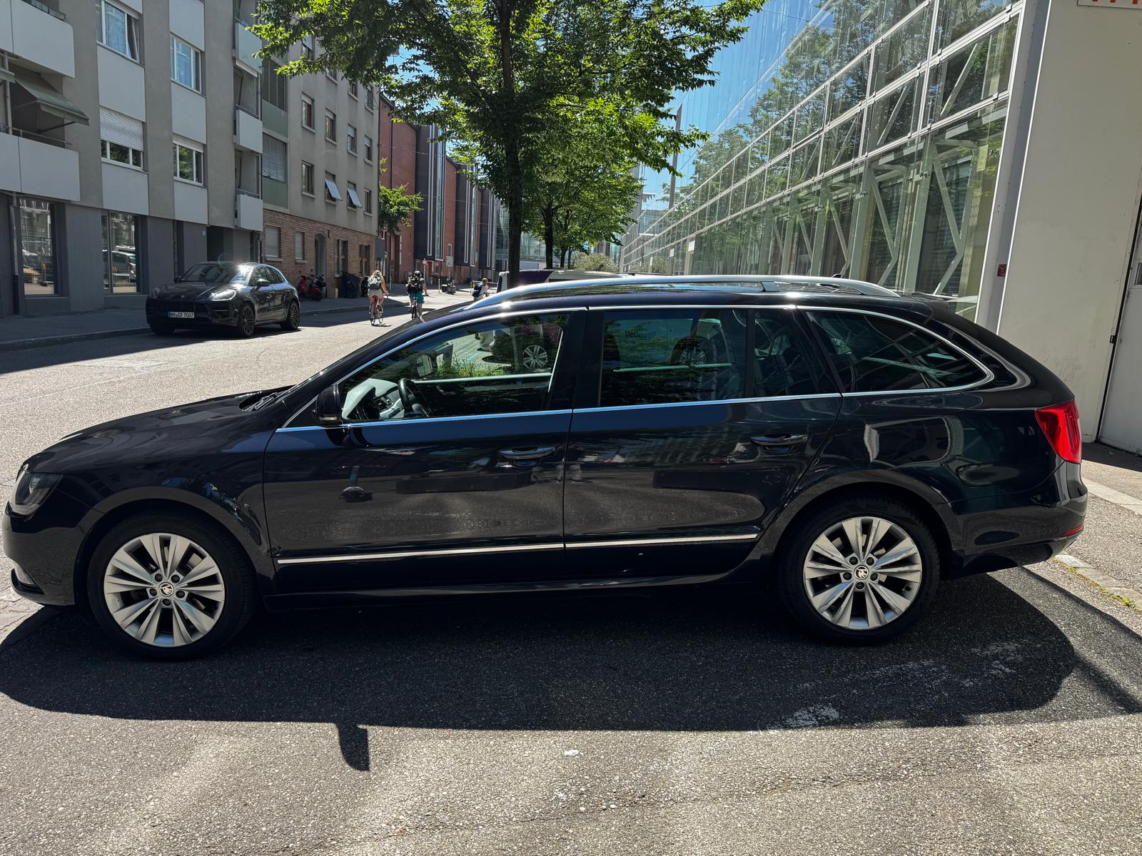 SKODA Superb Combi 2.0 TDi Ambition-image-4