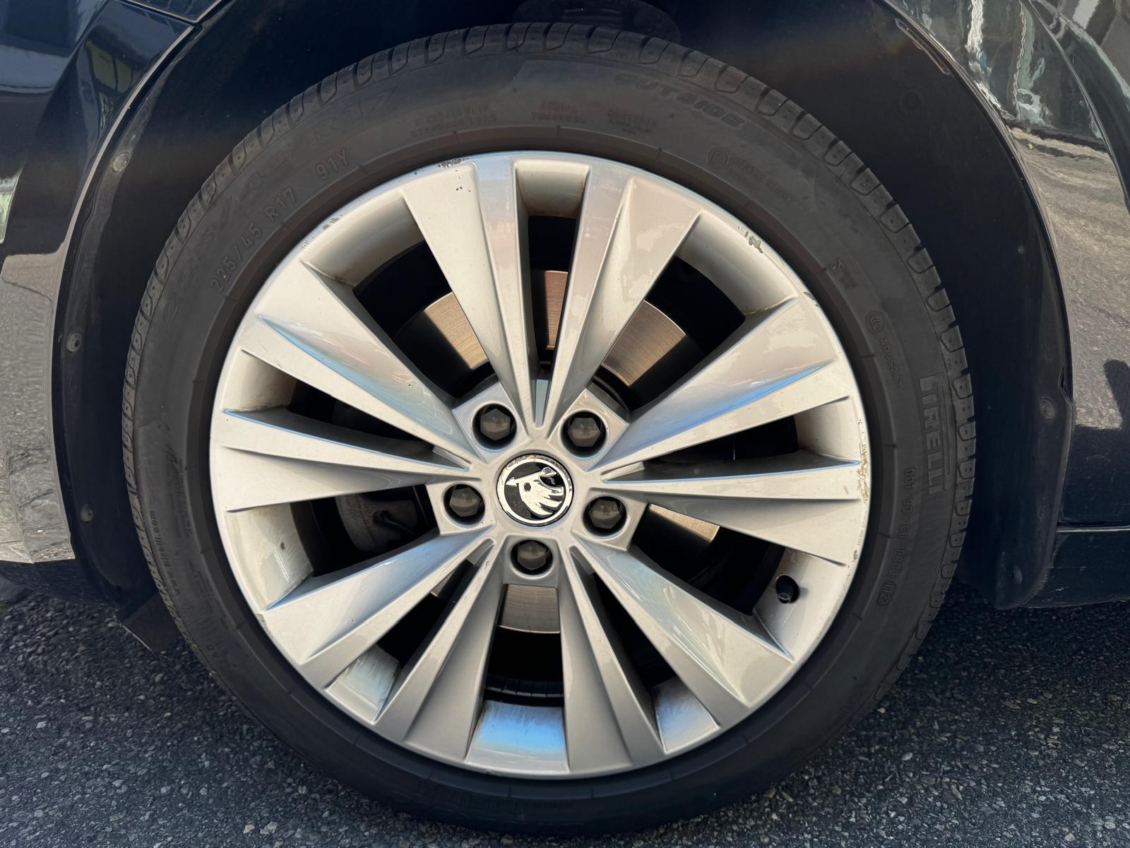 SKODA Superb Combi 2.0 TDi Ambition-image-16