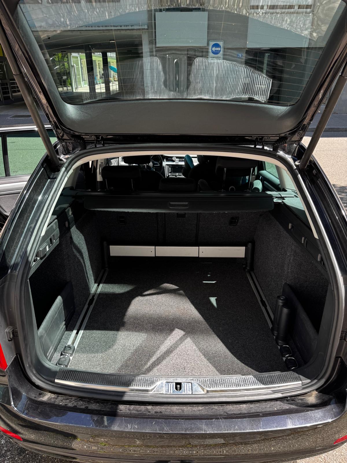 SKODA Superb Combi 2.0 TDi Ambition-image-12
