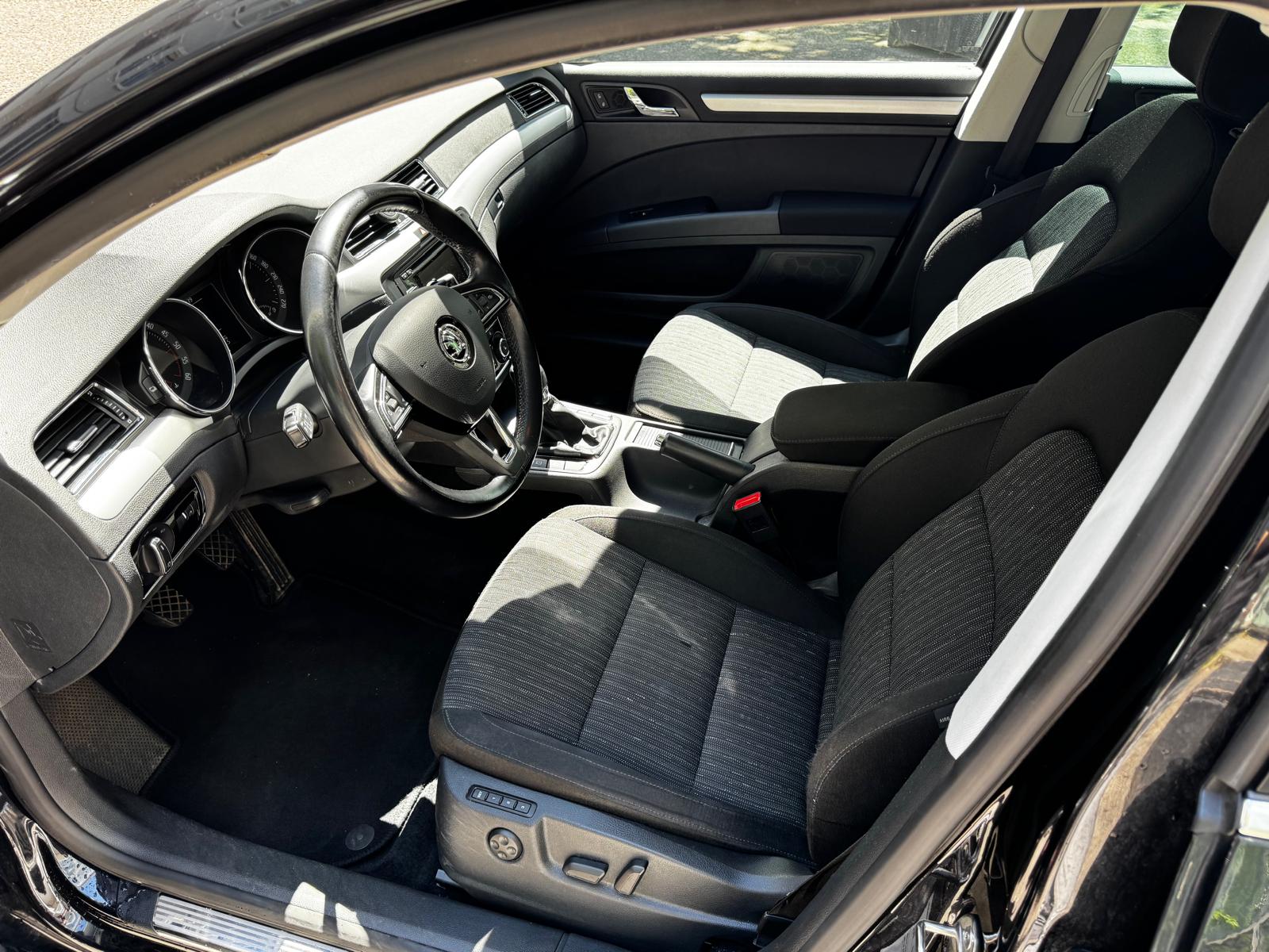 SKODA Superb Combi 2.0 TDi Ambition-image-9