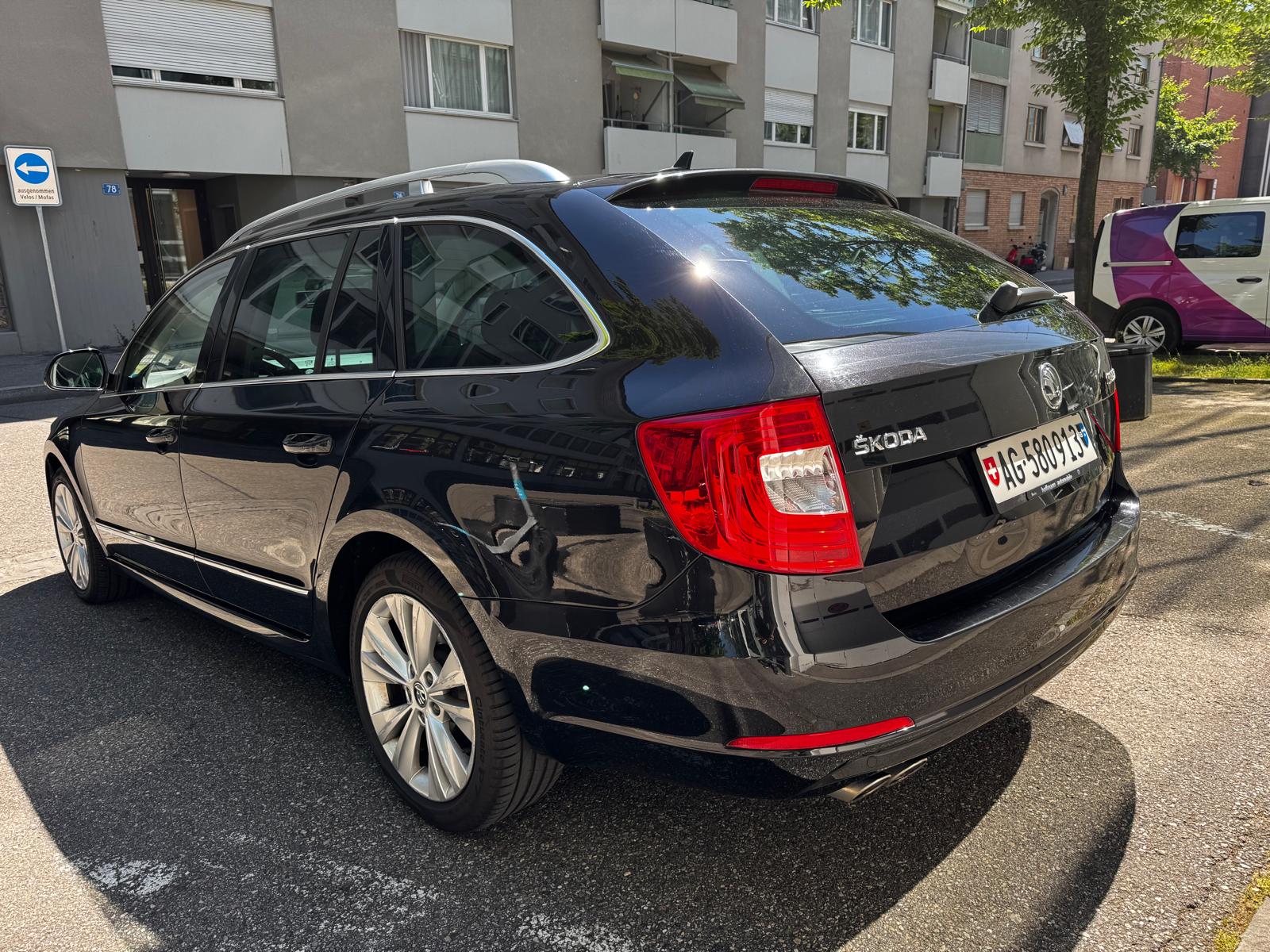 SKODA Superb Combi 2.0 TDi Ambition-image-5