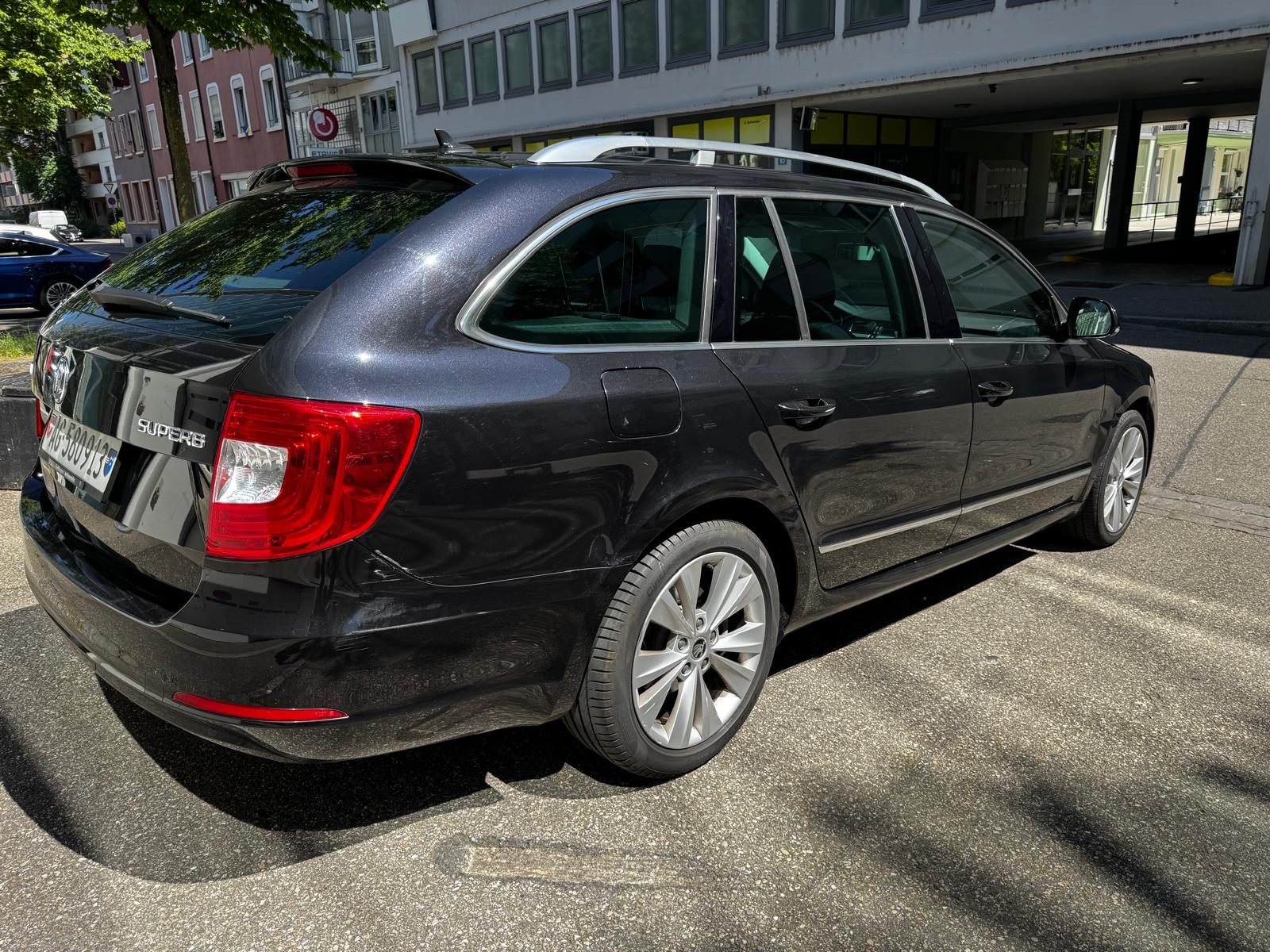 SKODA Superb Combi 2.0 TDi Ambition-image-8