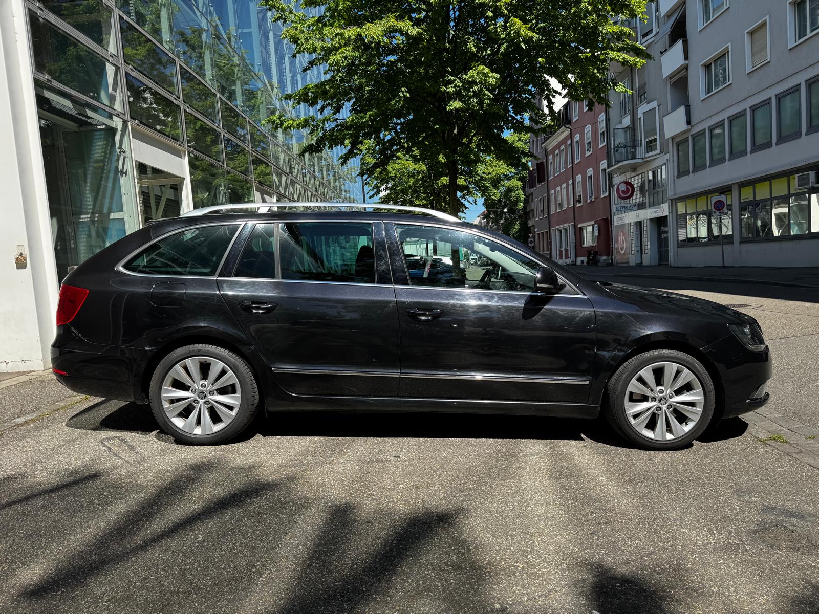 SKODA Superb Combi 2.0 TDi Ambition-image-6