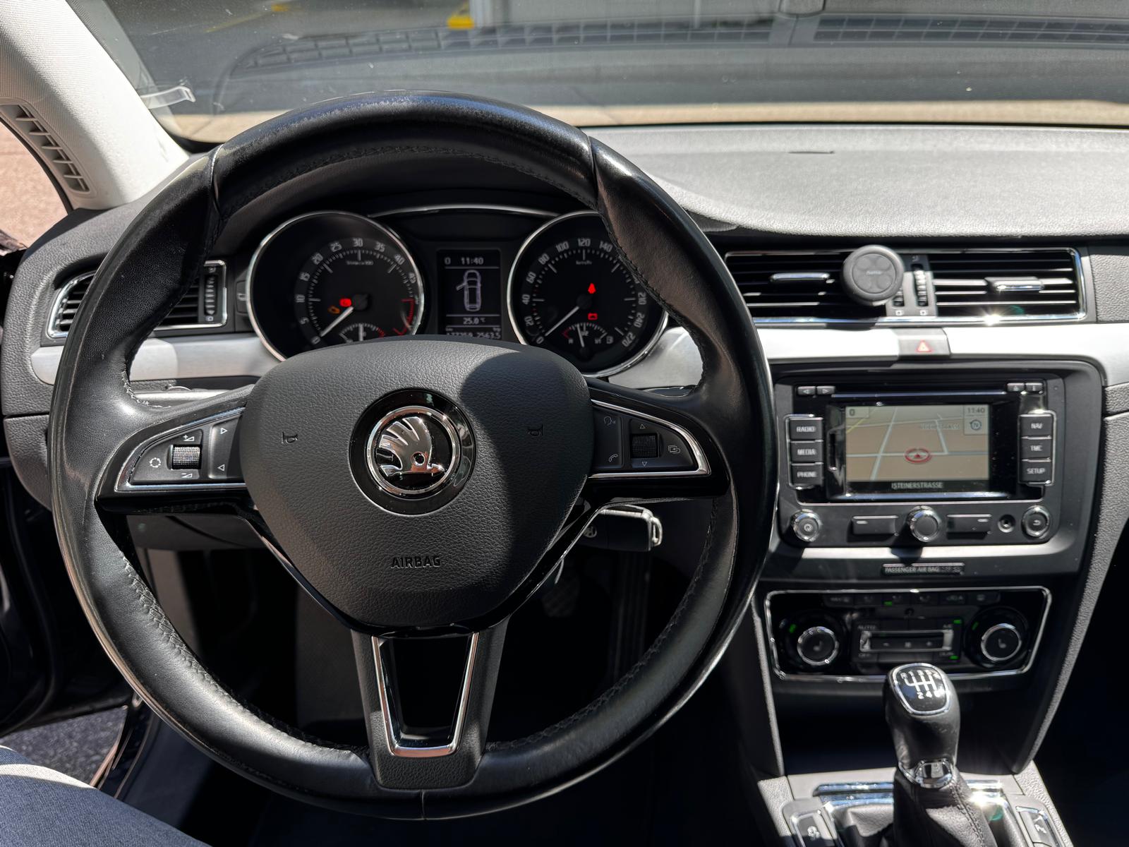 SKODA Superb Combi 2.0 TDi Ambition-image-14