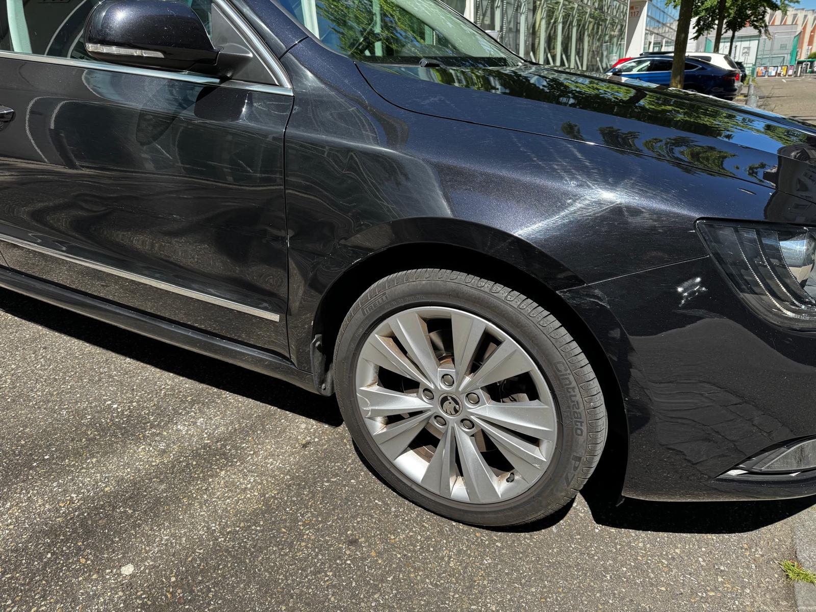 SKODA Superb Combi 2.0 TDi Ambition-image-1
