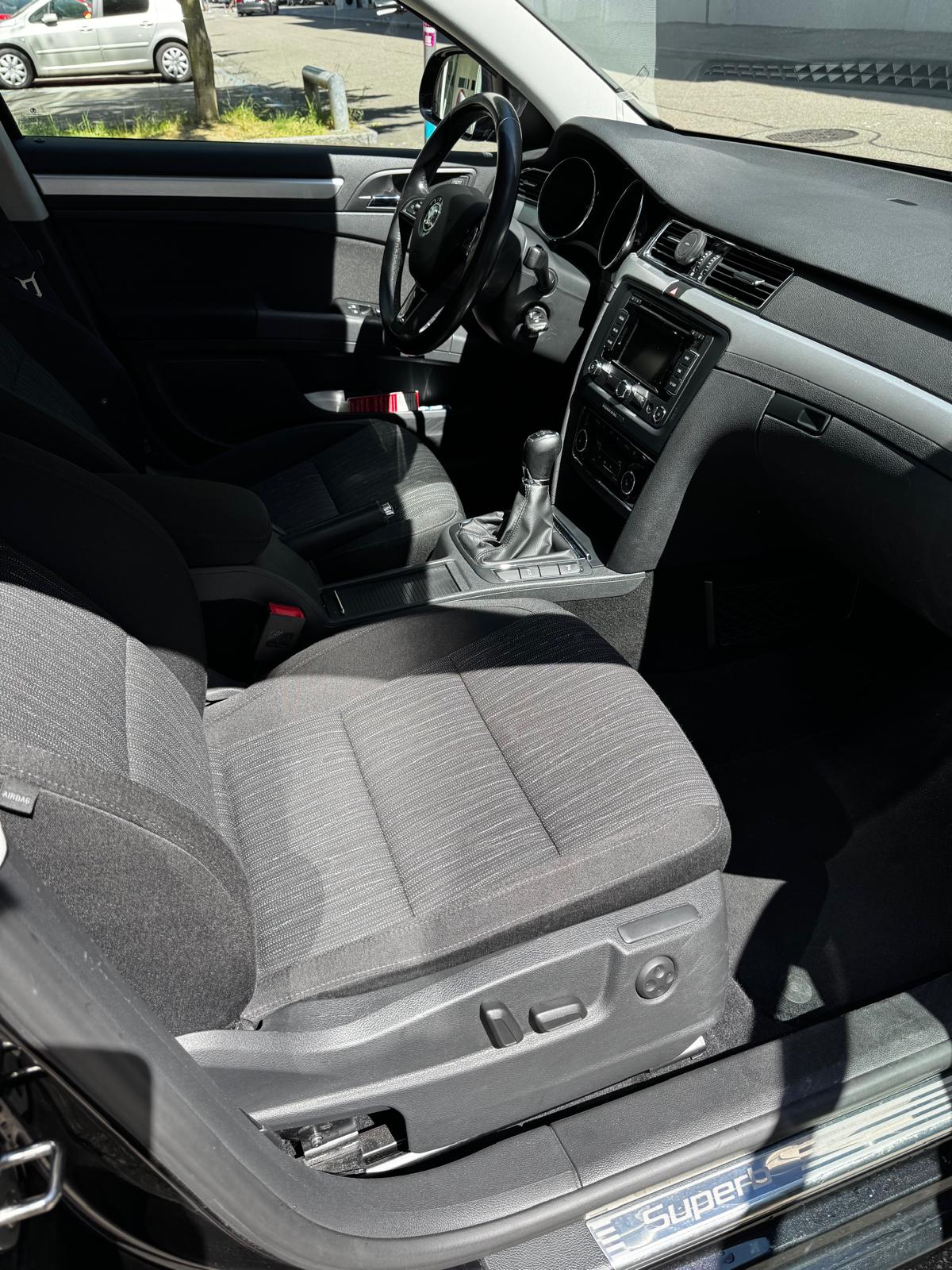 SKODA Superb Combi 2.0 TDi Ambition-image-11