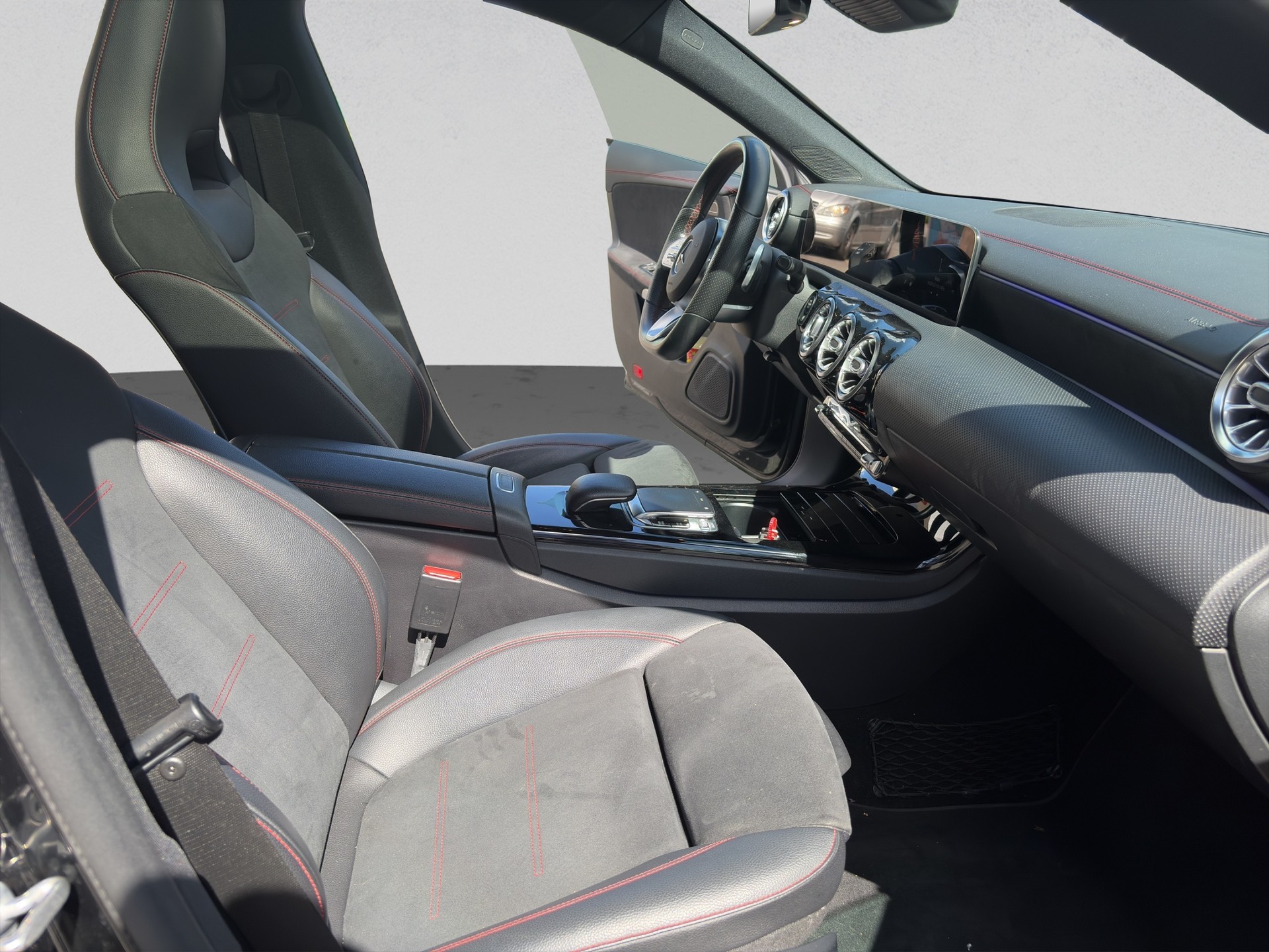 MERCEDES-BENZ CLA Shooting Brake 200 AMG Line 7G-DCT-image-14