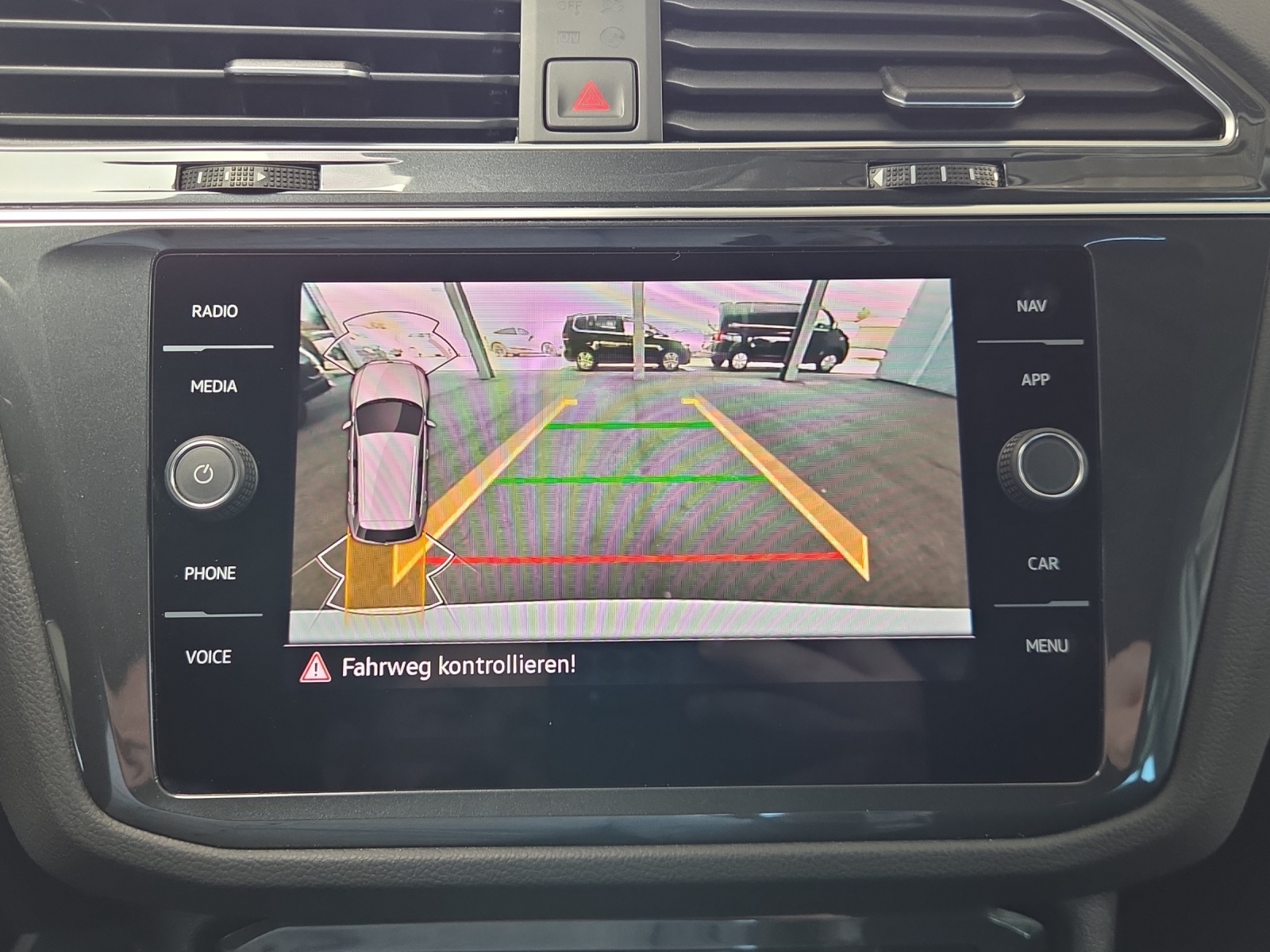 VW Tiguan 2.0 TDI SCR Elegance 4Motion DSG-image-14