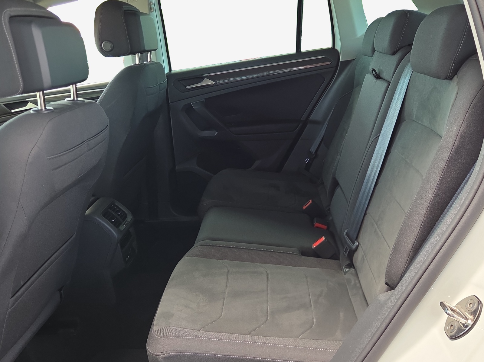 VW Tiguan 2.0 TDI SCR Elegance 4Motion DSG-image-11