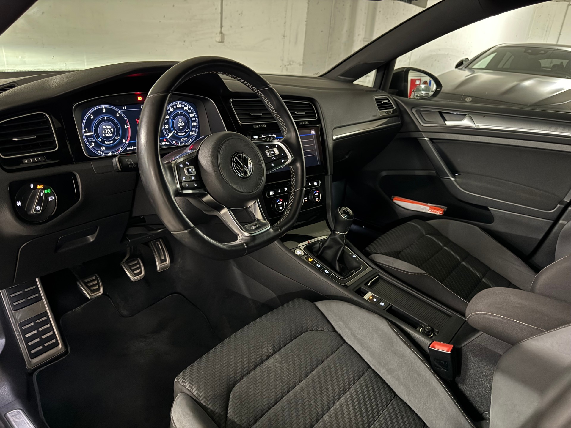VW Golf 2.0 TDI R-Line 4Motion Facelift-image-8