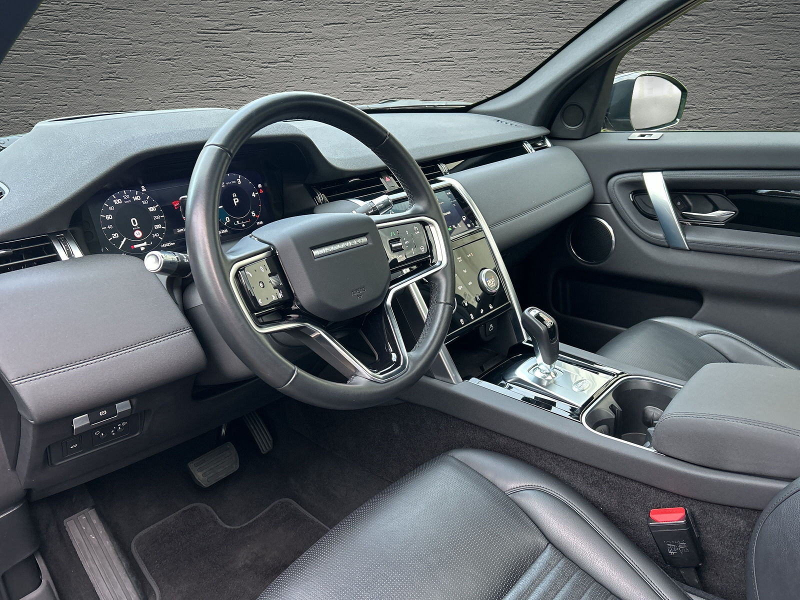 LAND ROVER Discovery Sport R Dyn D200 2.0D TD4 MHEV HSE AT9-Panoramadach-AHK-7-Sitzplätze-image-5