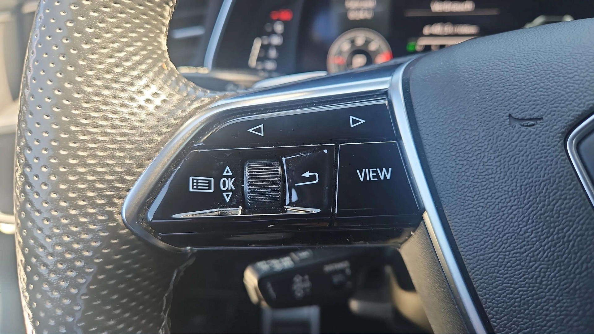 AUDI A6 Avant 40 TDI Sport quattro S-tronic S line mit AHK & 360° Kameras-image-29