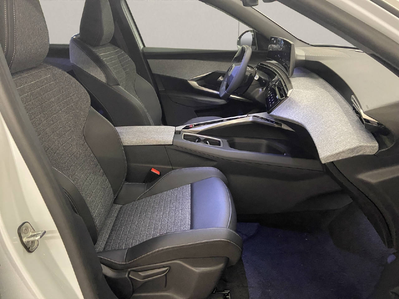PEUGEOT 5008 1.2 Hybrid Allure Premium DEMO-image-11