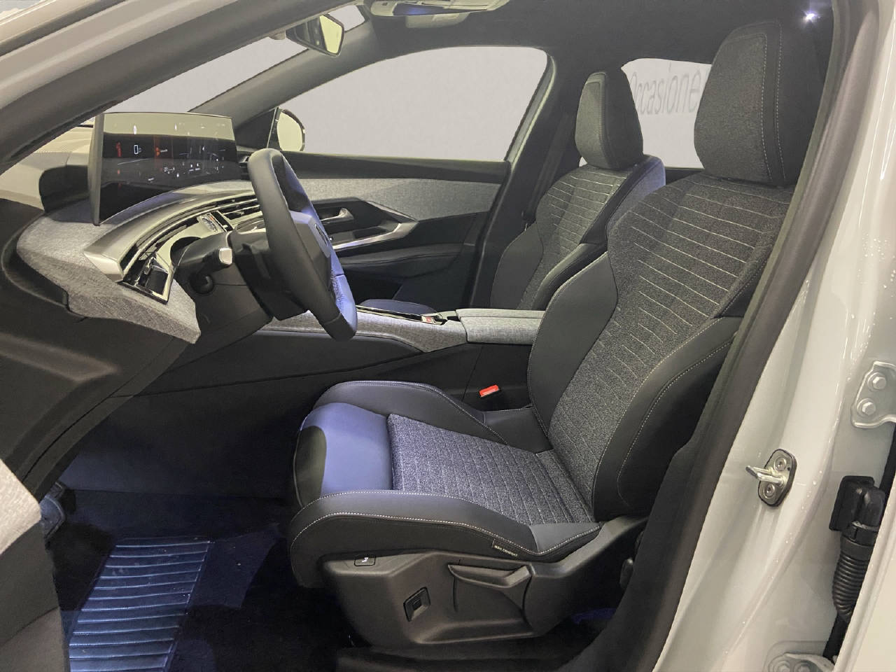 PEUGEOT 5008 1.2 Hybrid Allure Premium DEMO-image-4