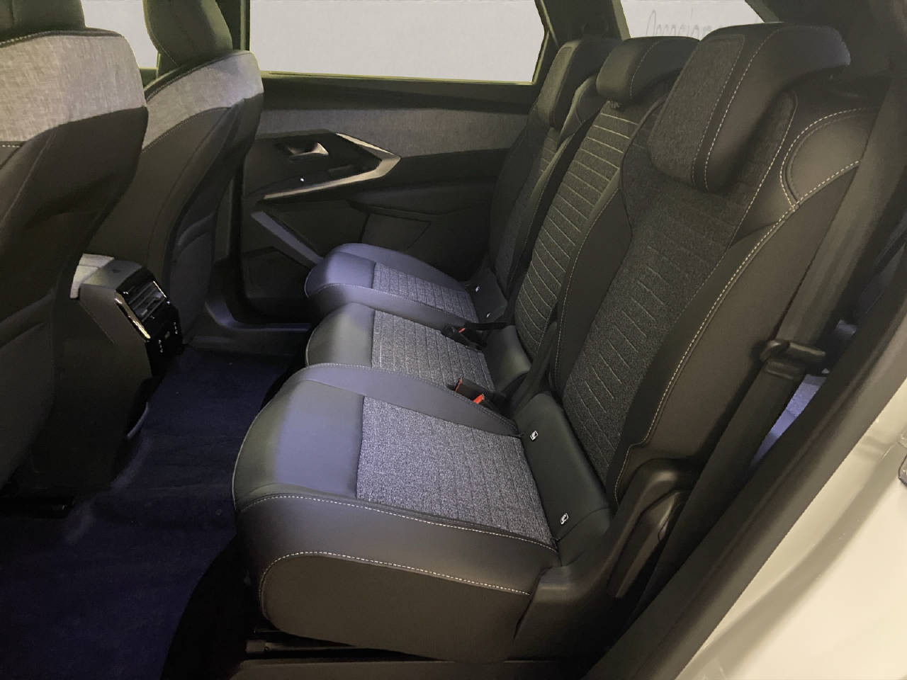 PEUGEOT 5008 1.2 Hybrid Allure Premium DEMO-image-10
