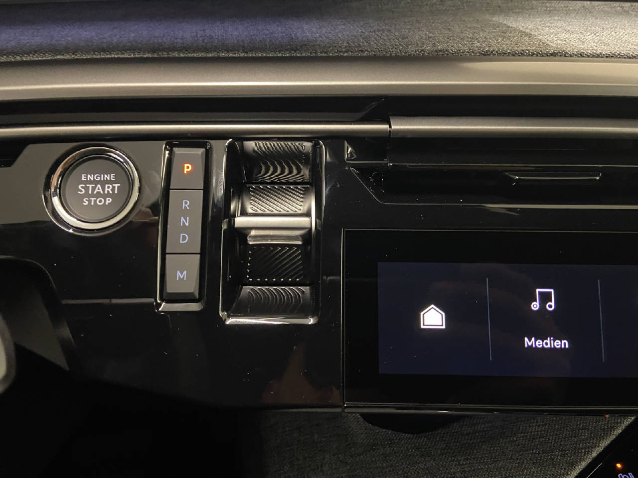 PEUGEOT 5008 1.2 Hybrid Allure Premium DEMO-image-8