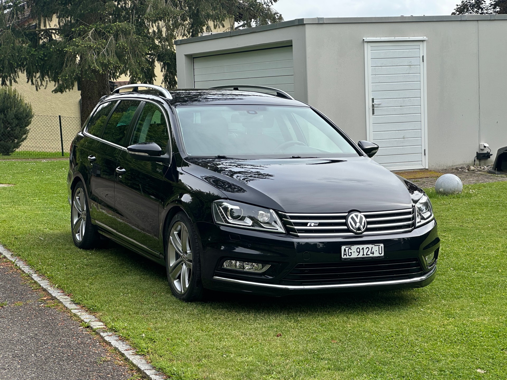 VW Passat Variant 2.0 TDI BMT R-Line 4MDSG-image-0