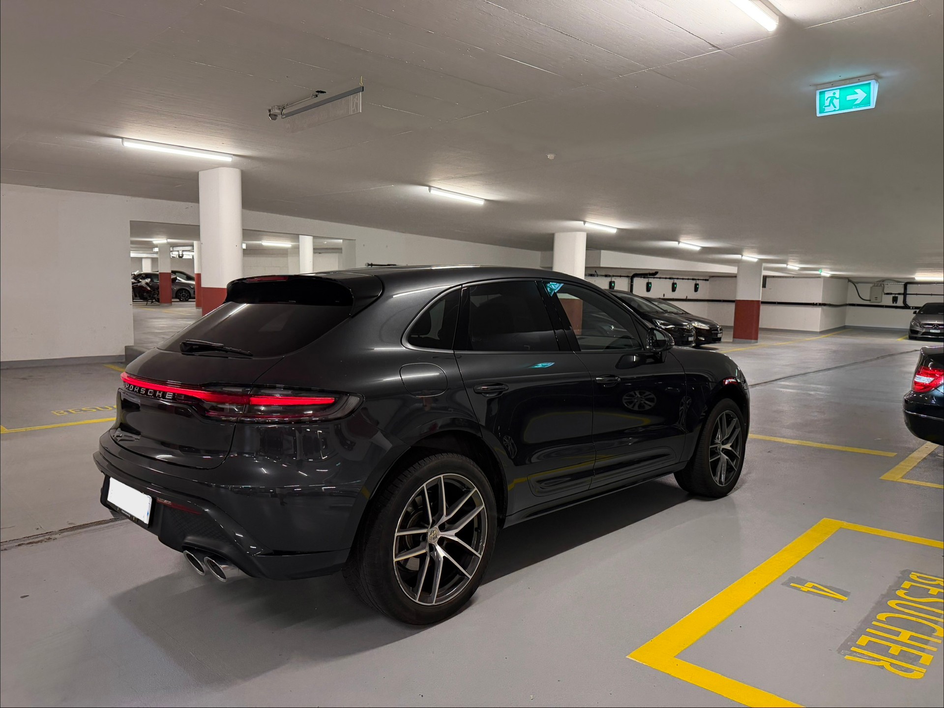 PORSCHE Macan-image-0