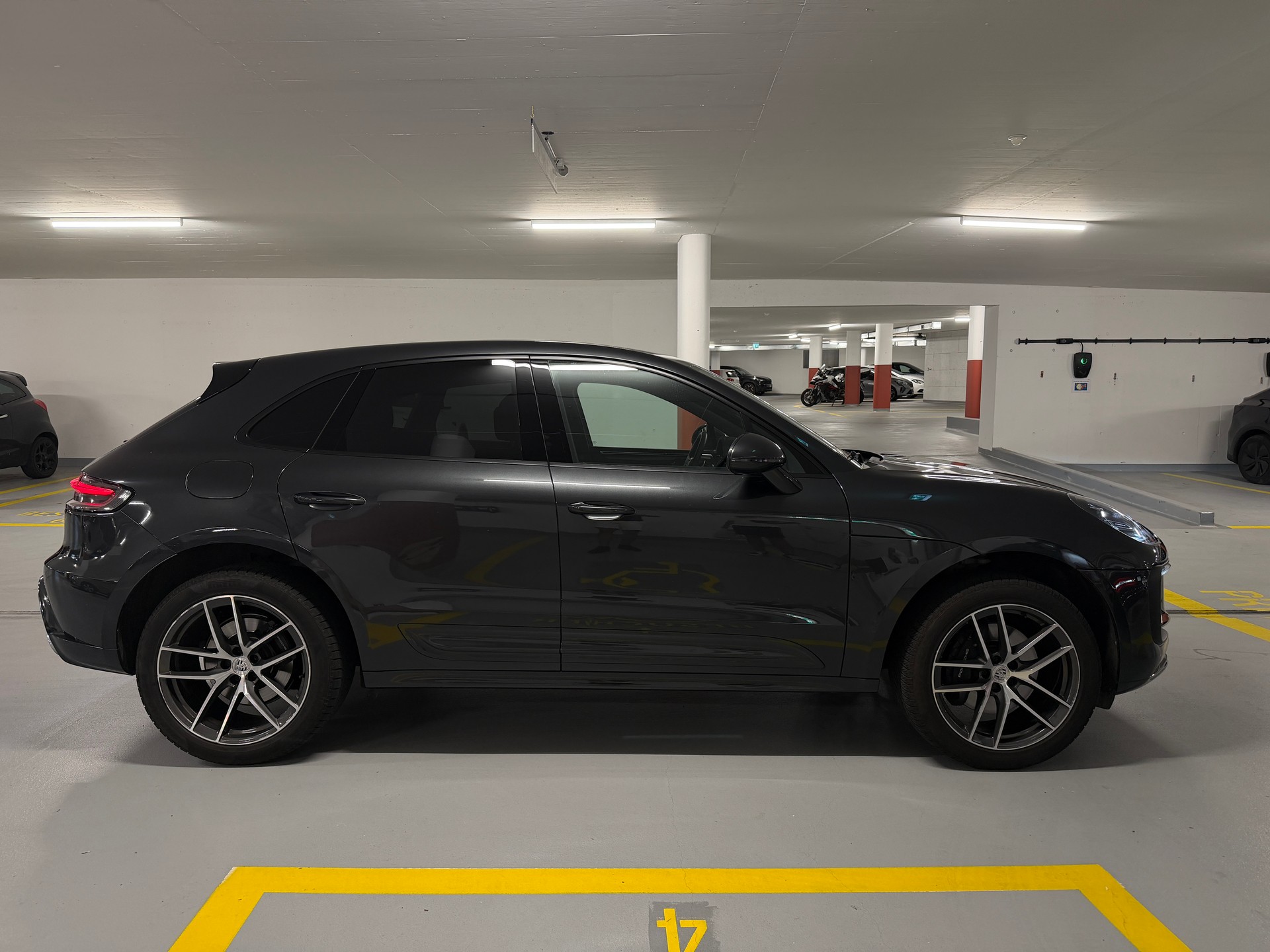 PORSCHE Macan-image-1