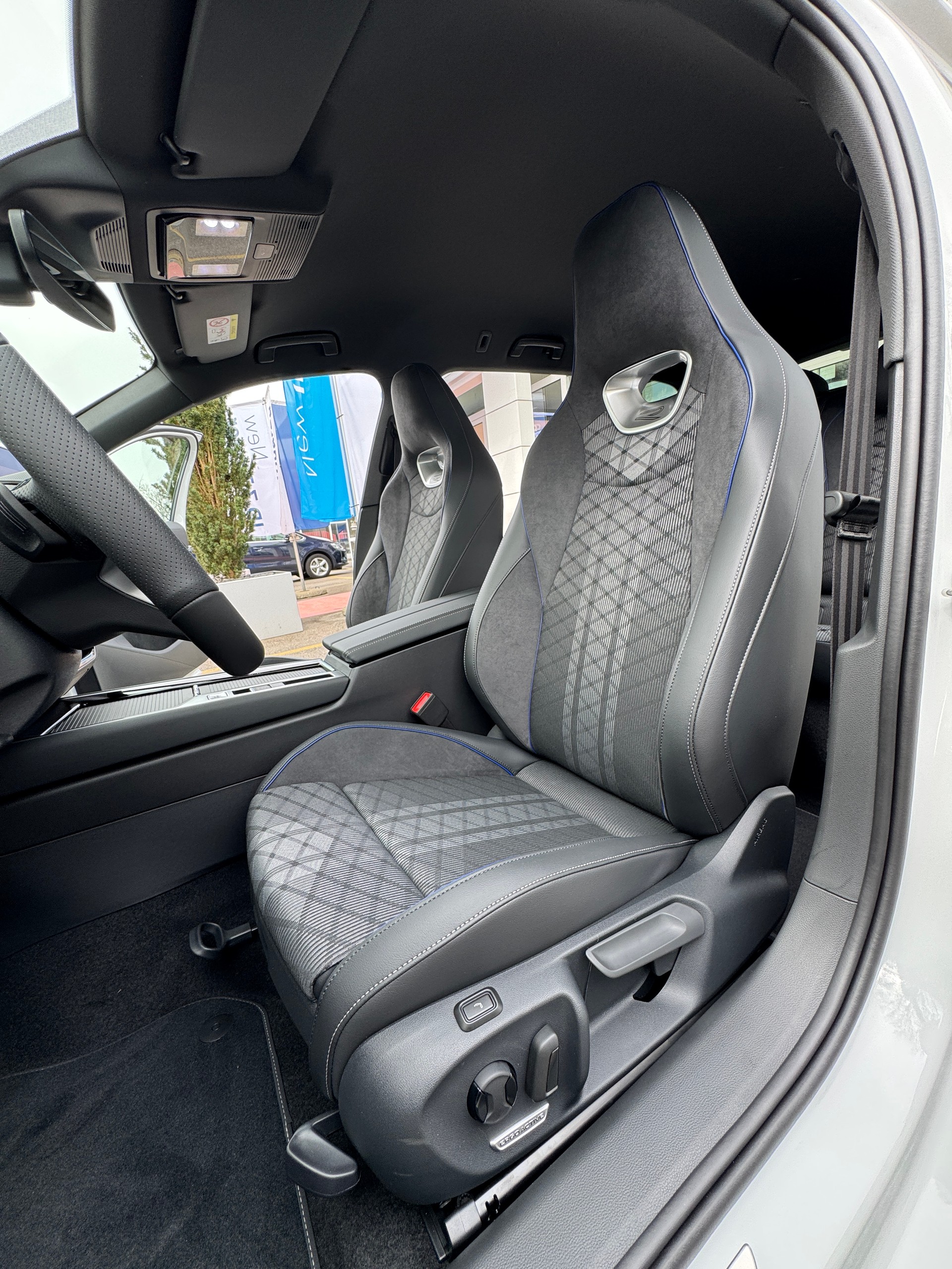 VW Passat Variant 1.5 TSI evo2 Plug-In- Hybrid R-Line DSG-image-11