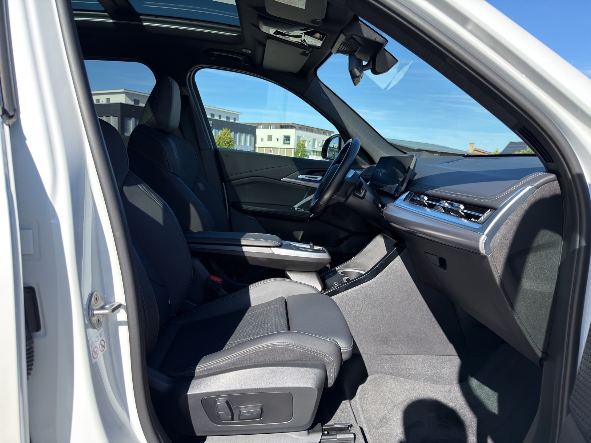 BMW iX1 xDrive 30 M Sport-image-17