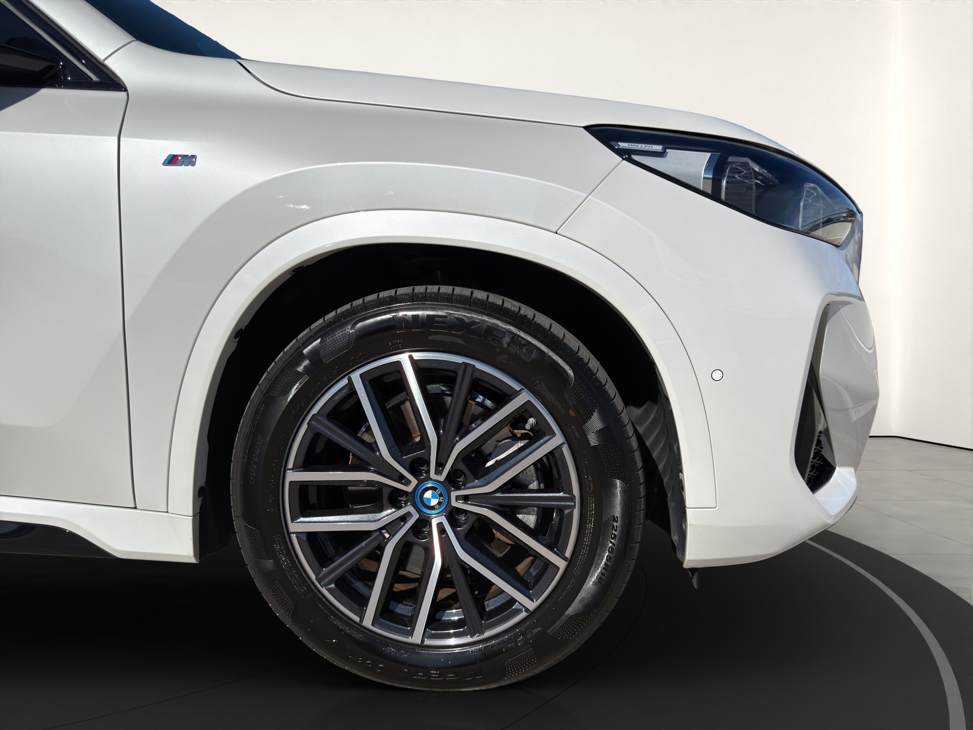 BMW iX1 xDrive 30 M Sport-image-6