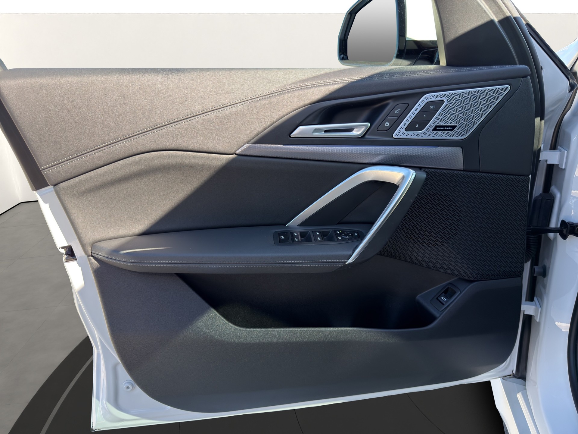 BMW iX1 xDrive 30 M Sport-image-16