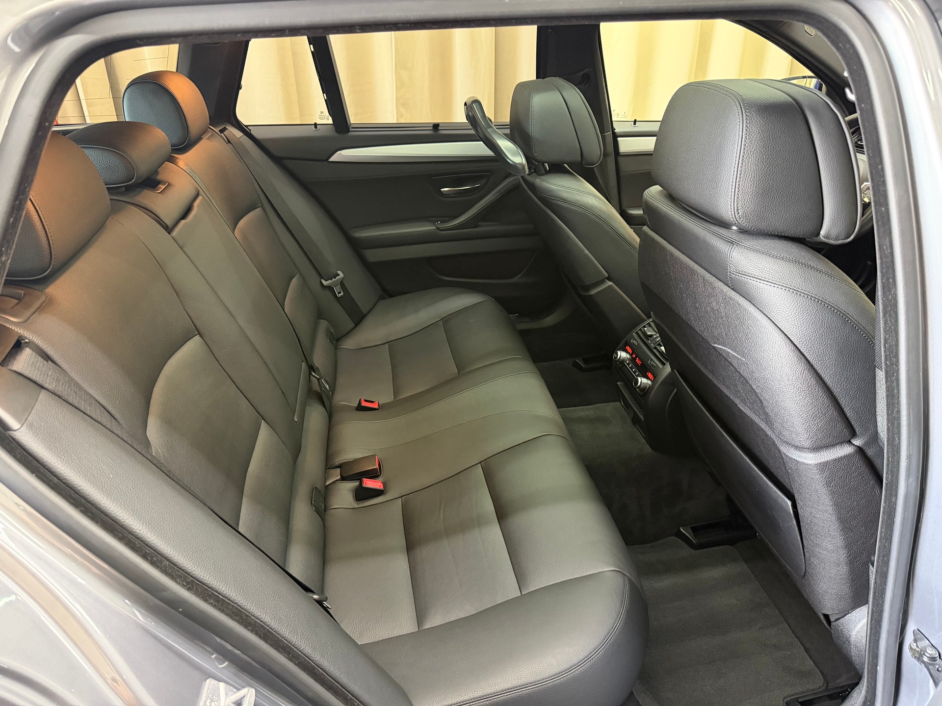 BMW M550d Touring xDrive Steptronic-image-8
