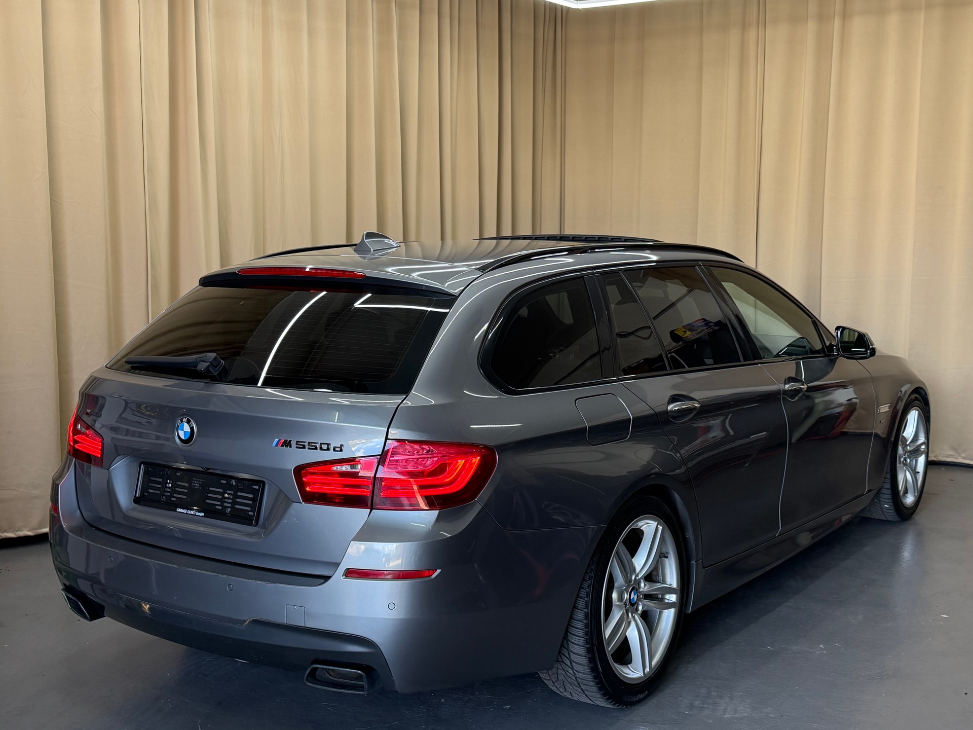 BMW M550d Touring xDrive Steptronic-image-4