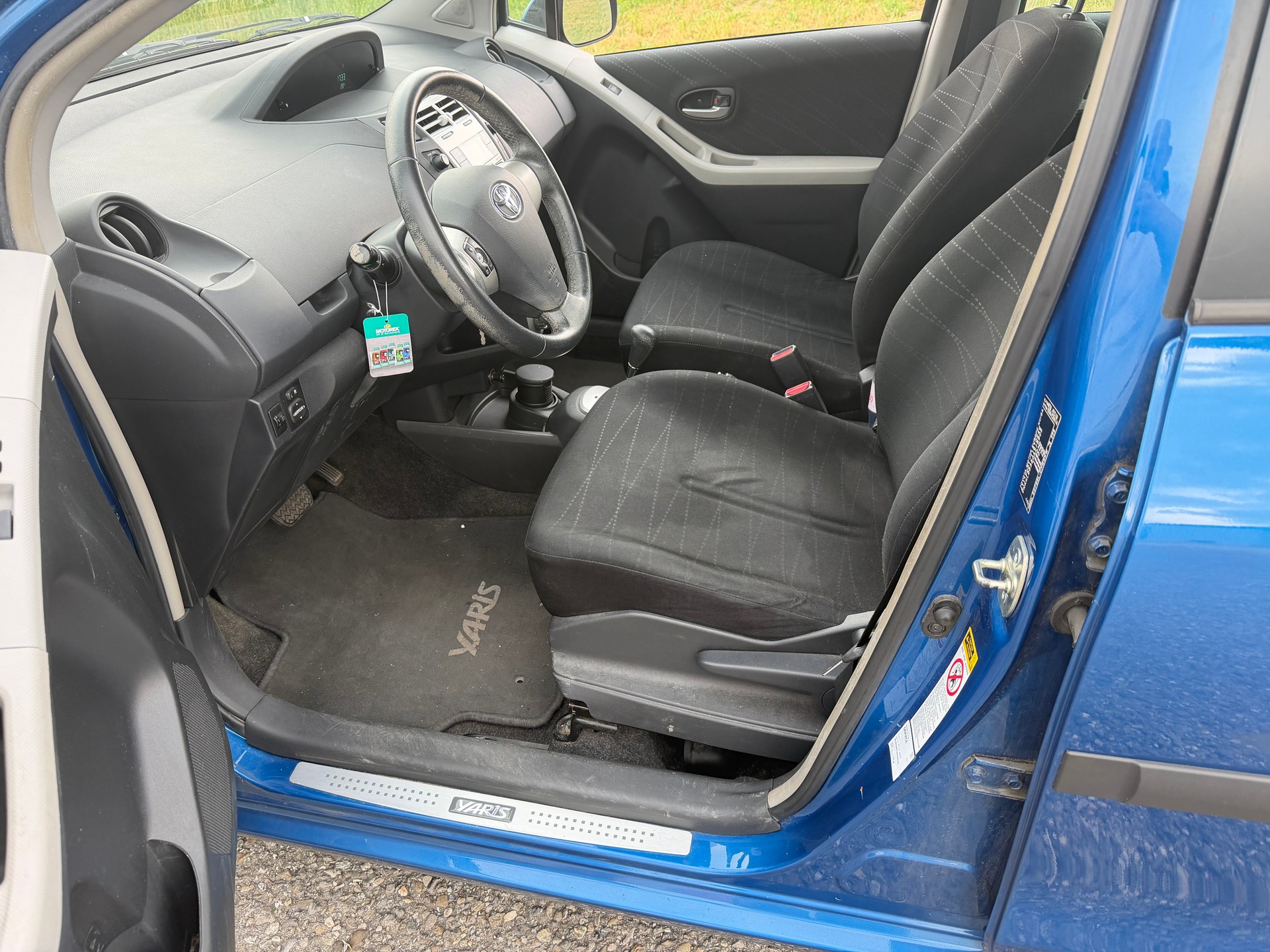 TOYOTA Yaris 1.3 Chic automatique-image-5