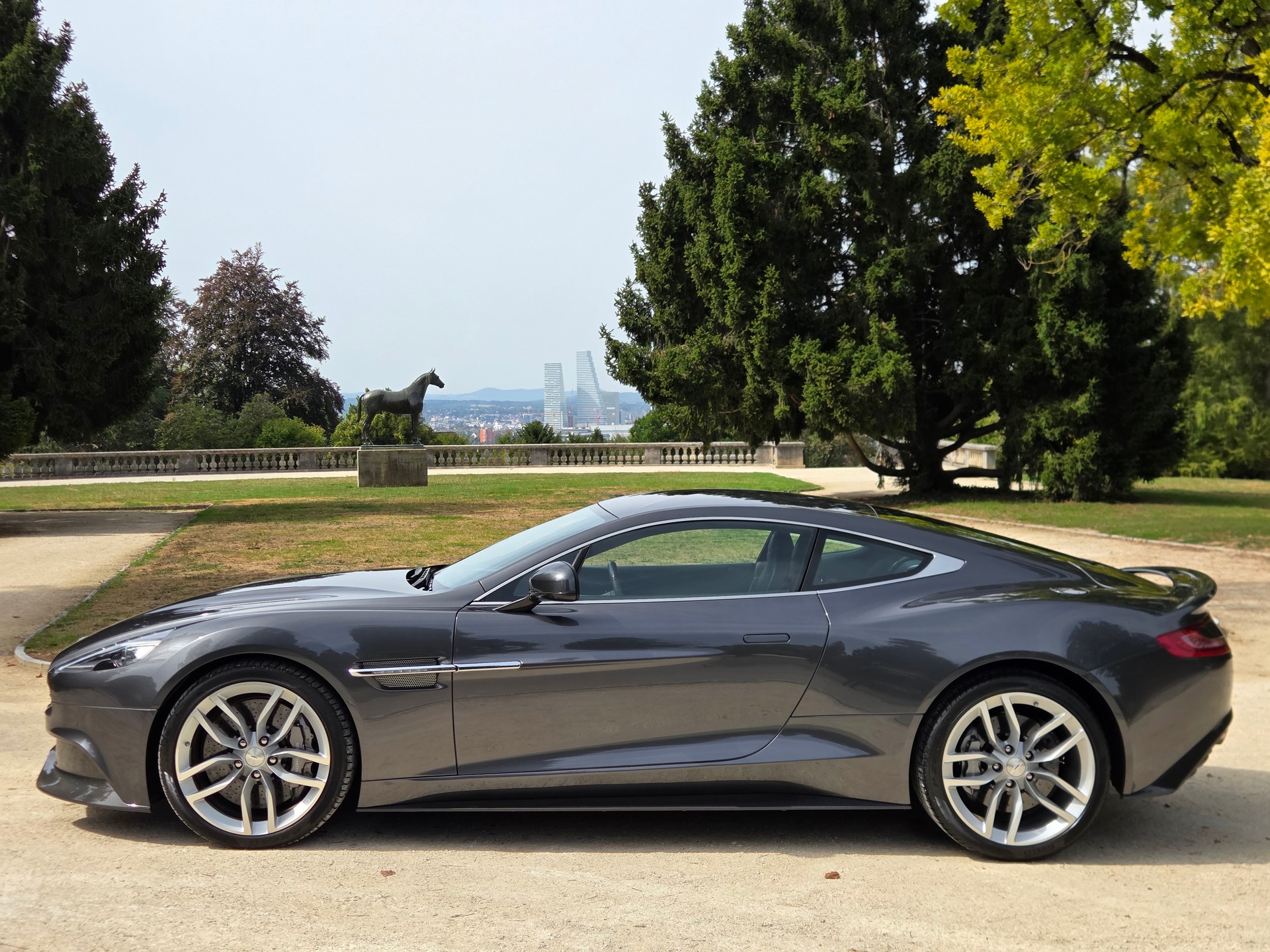 ASTON MARTIN Vanquish V12 5.9-48 Touchtronic 3-image-2
