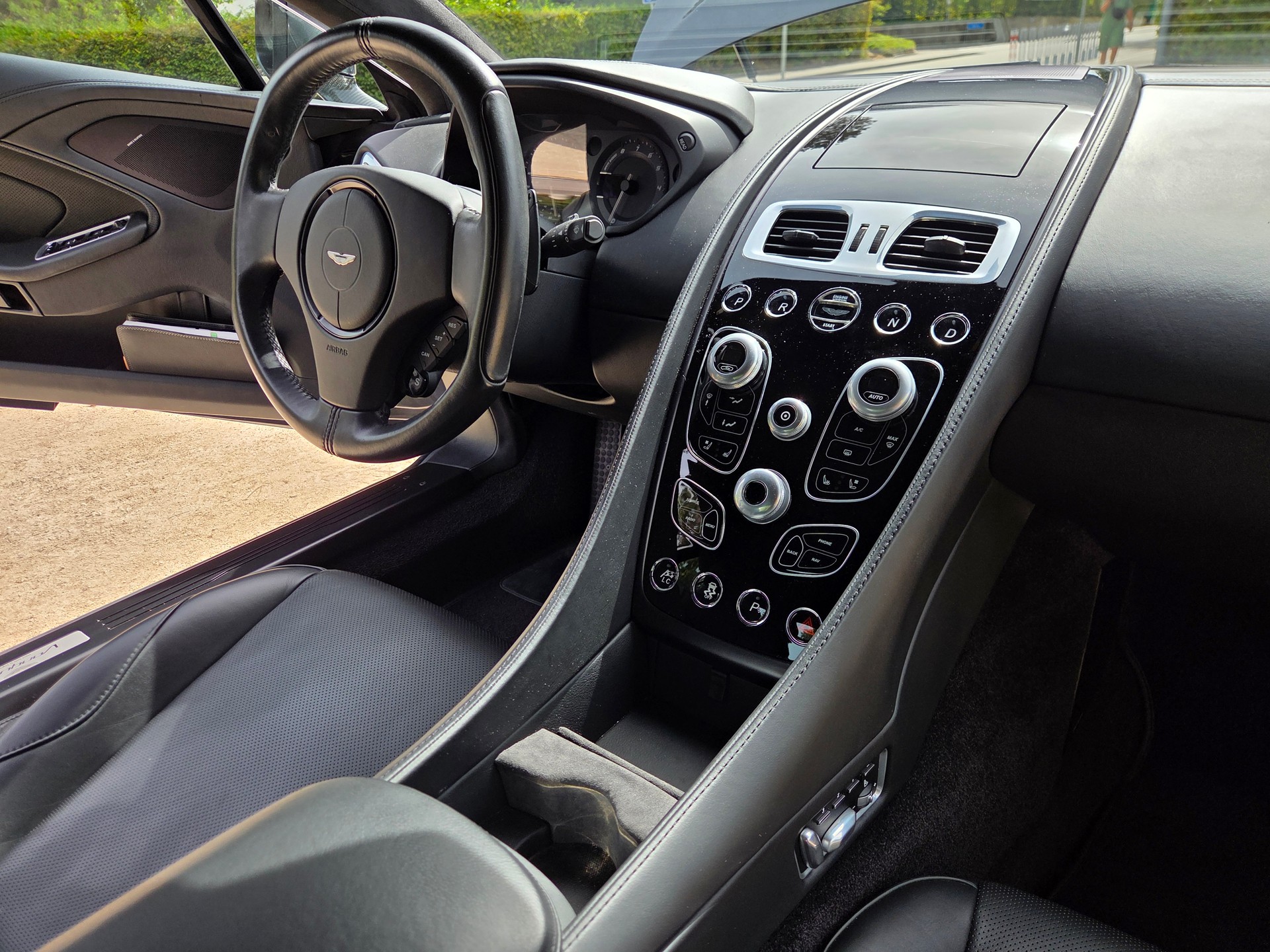 ASTON MARTIN Vanquish V12 5.9-48 Touchtronic 3-image-4