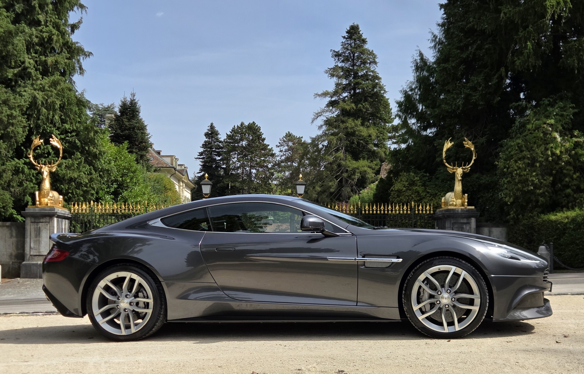 ASTON MARTIN Vanquish V12 5.9-48 Touchtronic 3-image-1