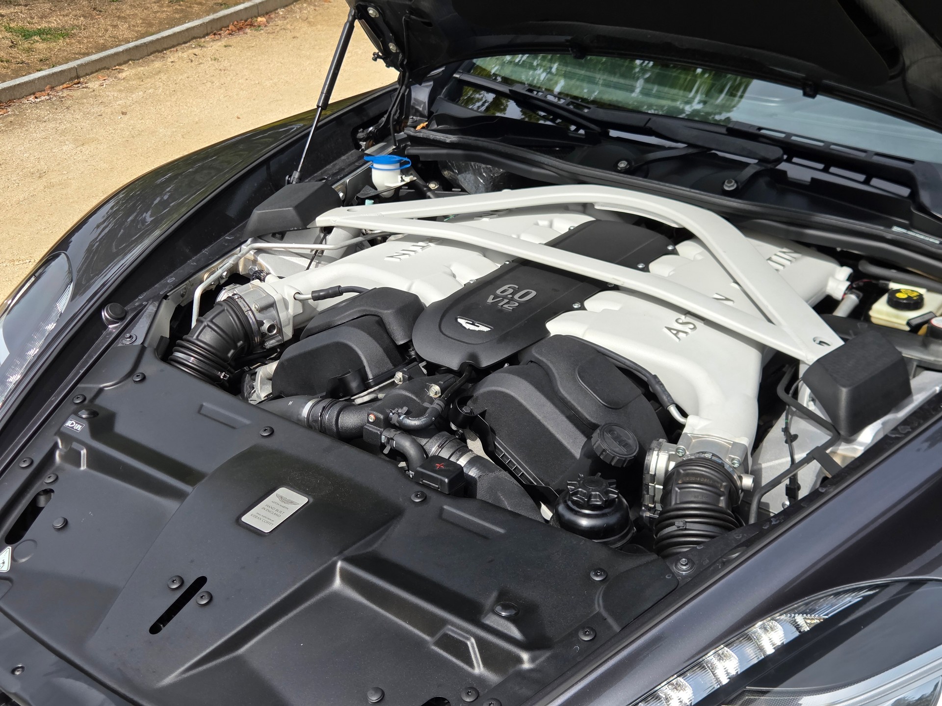 ASTON MARTIN Vanquish V12 5.9-48 Touchtronic 3-image-9