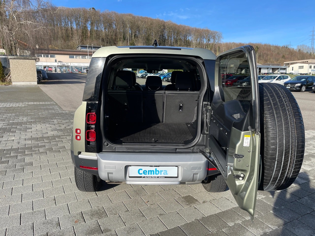 LAND ROVER Defender 110 D240 SD4 SE AT8-image-11