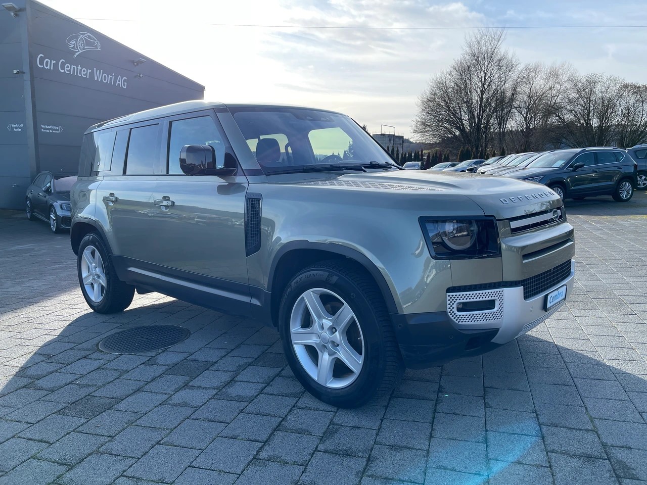 LAND ROVER Defender 110 D240 SD4 SE AT8-image-4