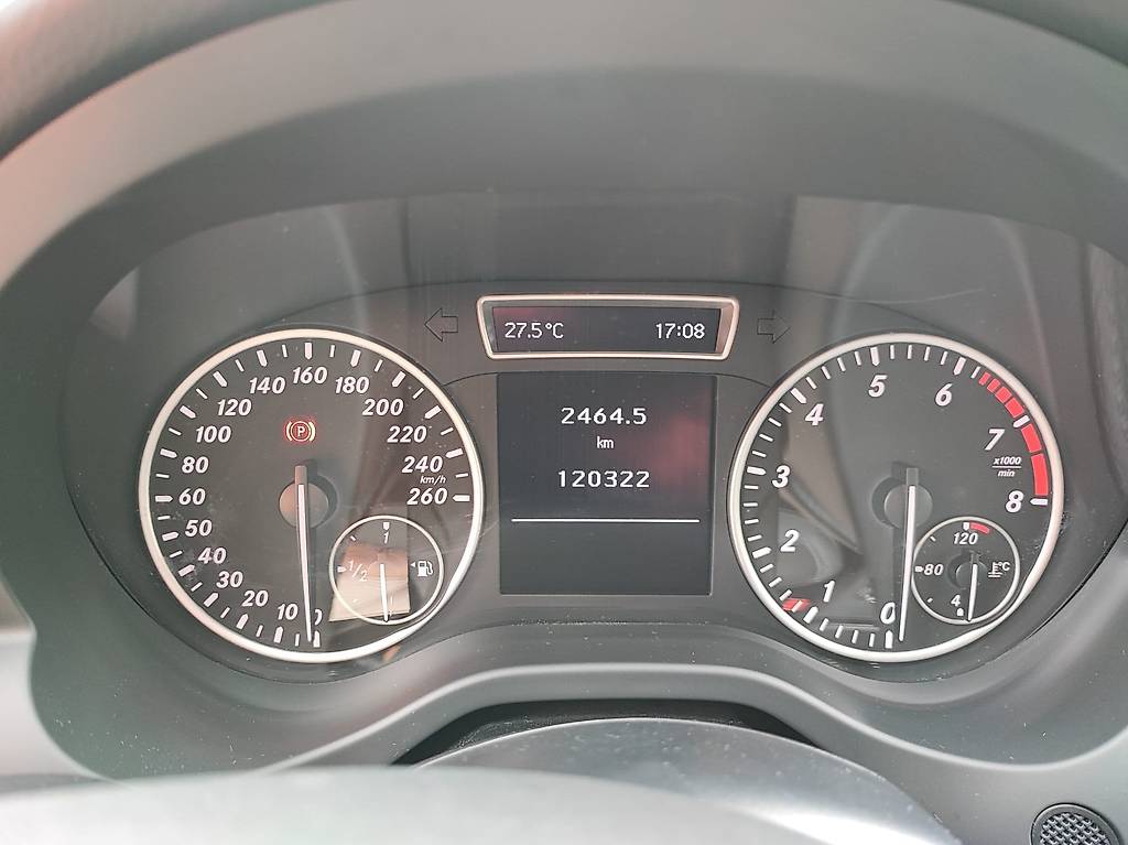MERCEDES-BENZ A 180-image-2