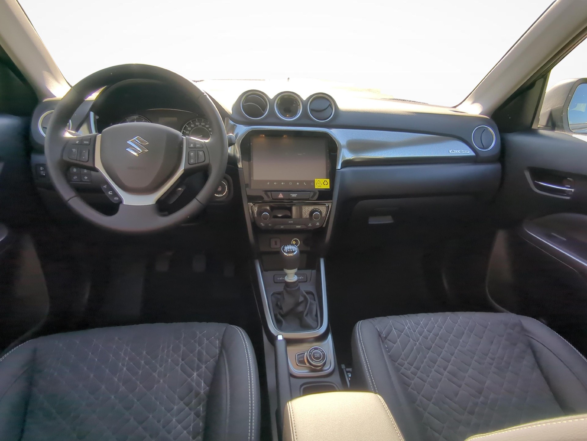 SUZUKI Vitara 1.4 T Compact Top Hybrid 4x4 / 1.99% Leasing-image-8