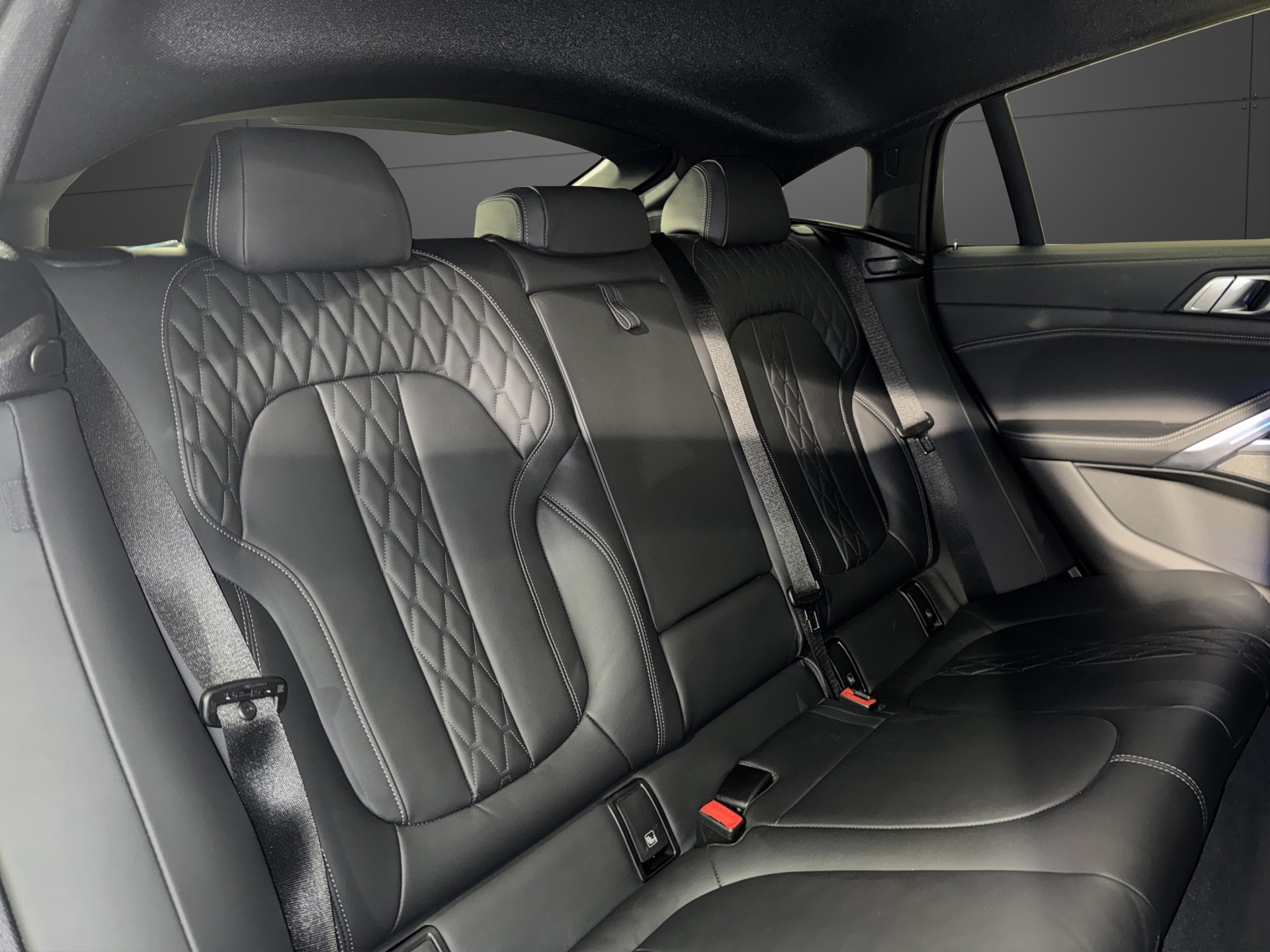 BMW X6 M50i-image-16