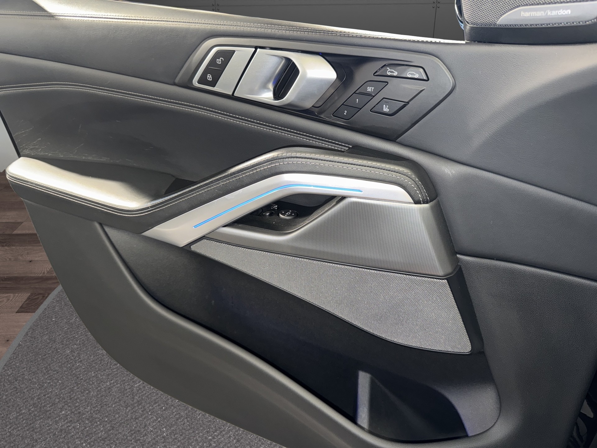 BMW X6 M50i-image-11