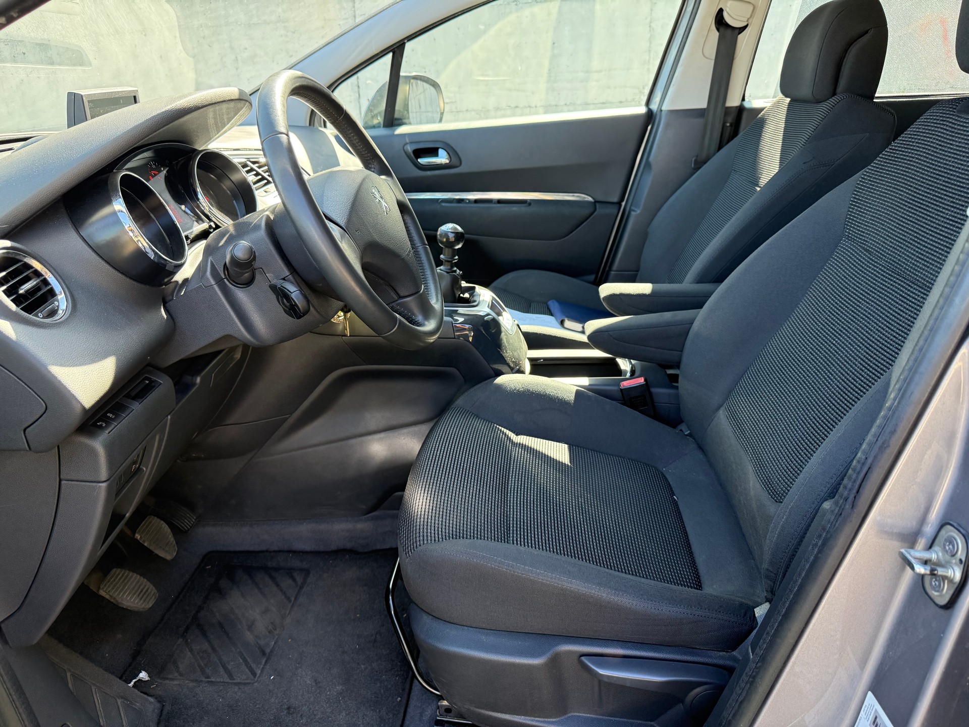 PEUGEOT 5008 1.6 16V T Active-image-5