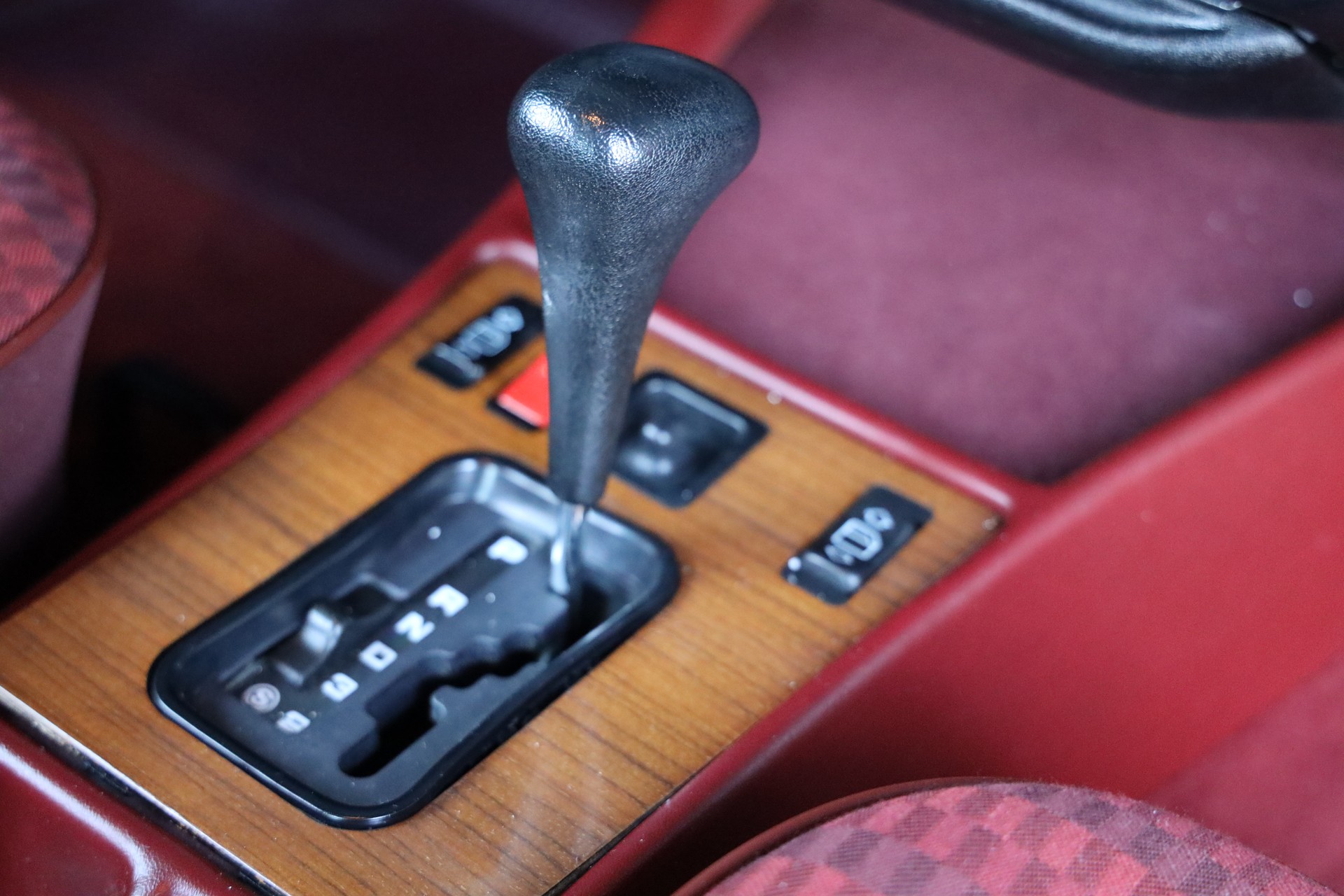 MERCEDES-BENZ 190E-image-9
