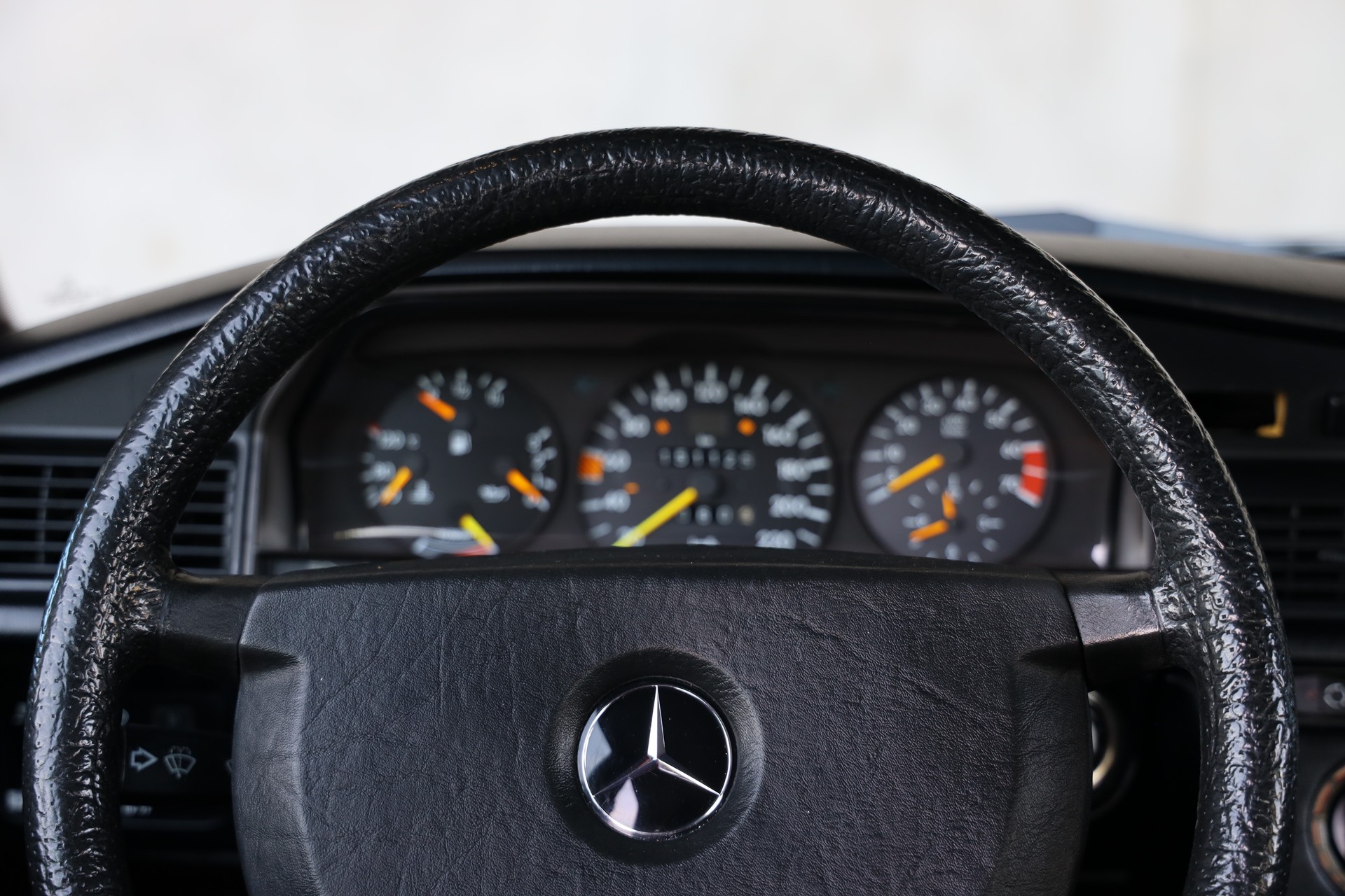 MERCEDES-BENZ 190E-image-8