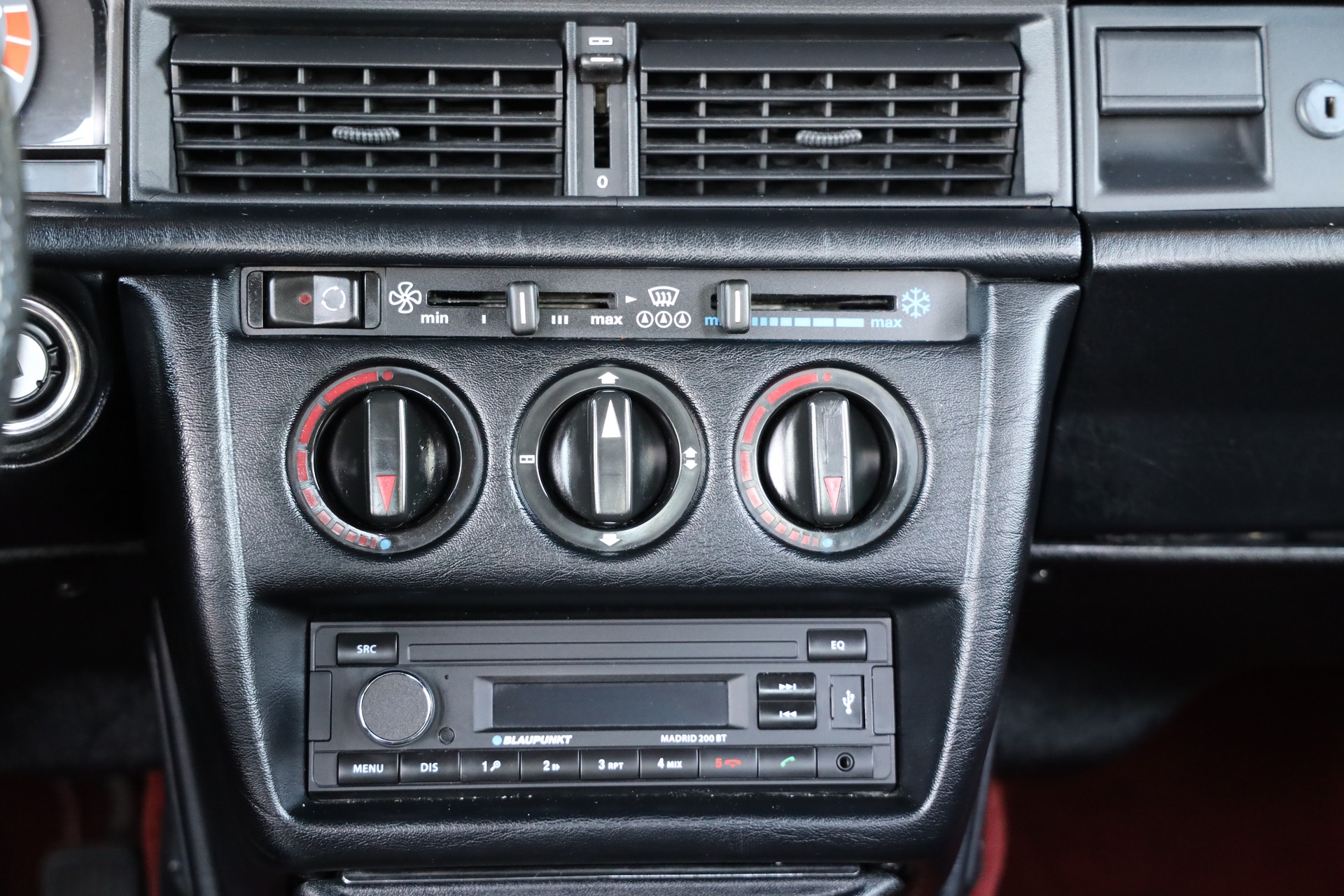 MERCEDES-BENZ 190E-image-11